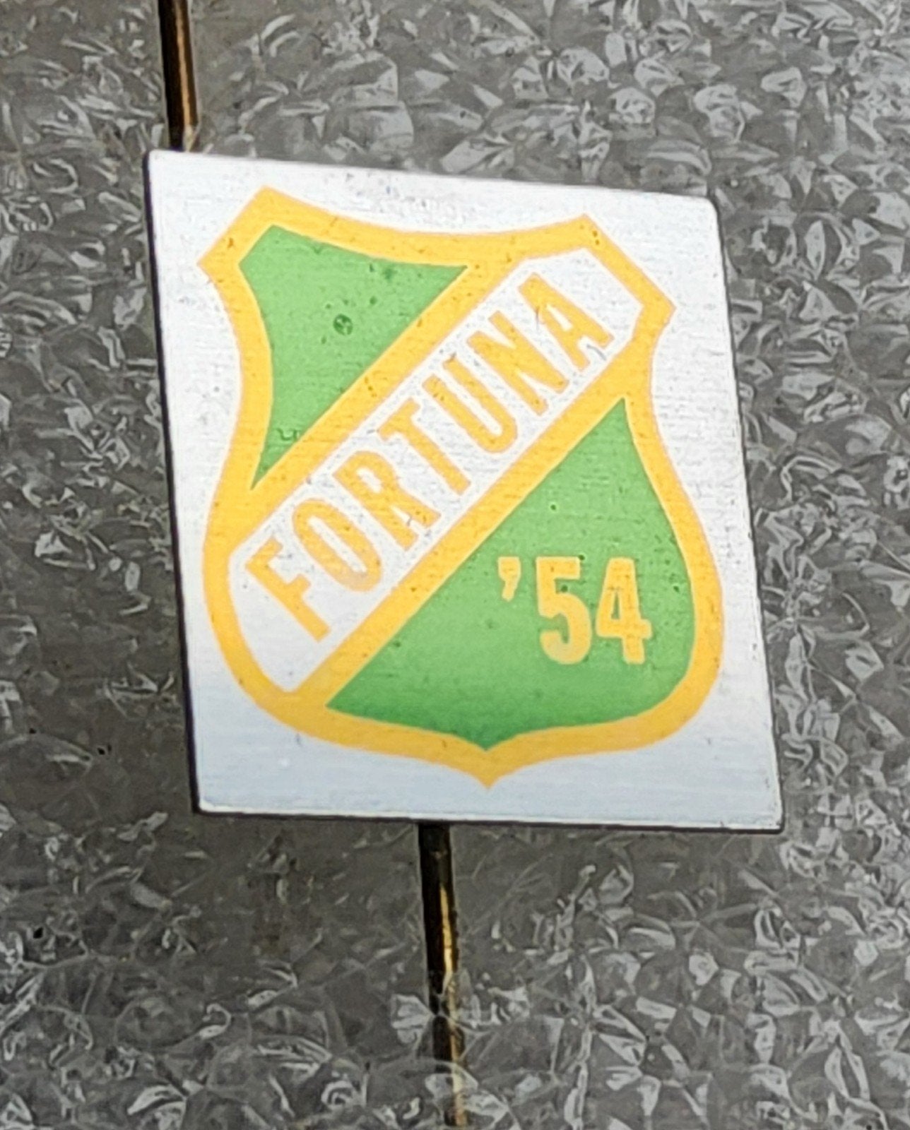 Vintage Fortuna '54 Speldje - Groen/Geel, Verzamelen, Speldjes, Pins en Buttons, Ophalen of Verzenden, Gebruikt, Overige onderwerpen