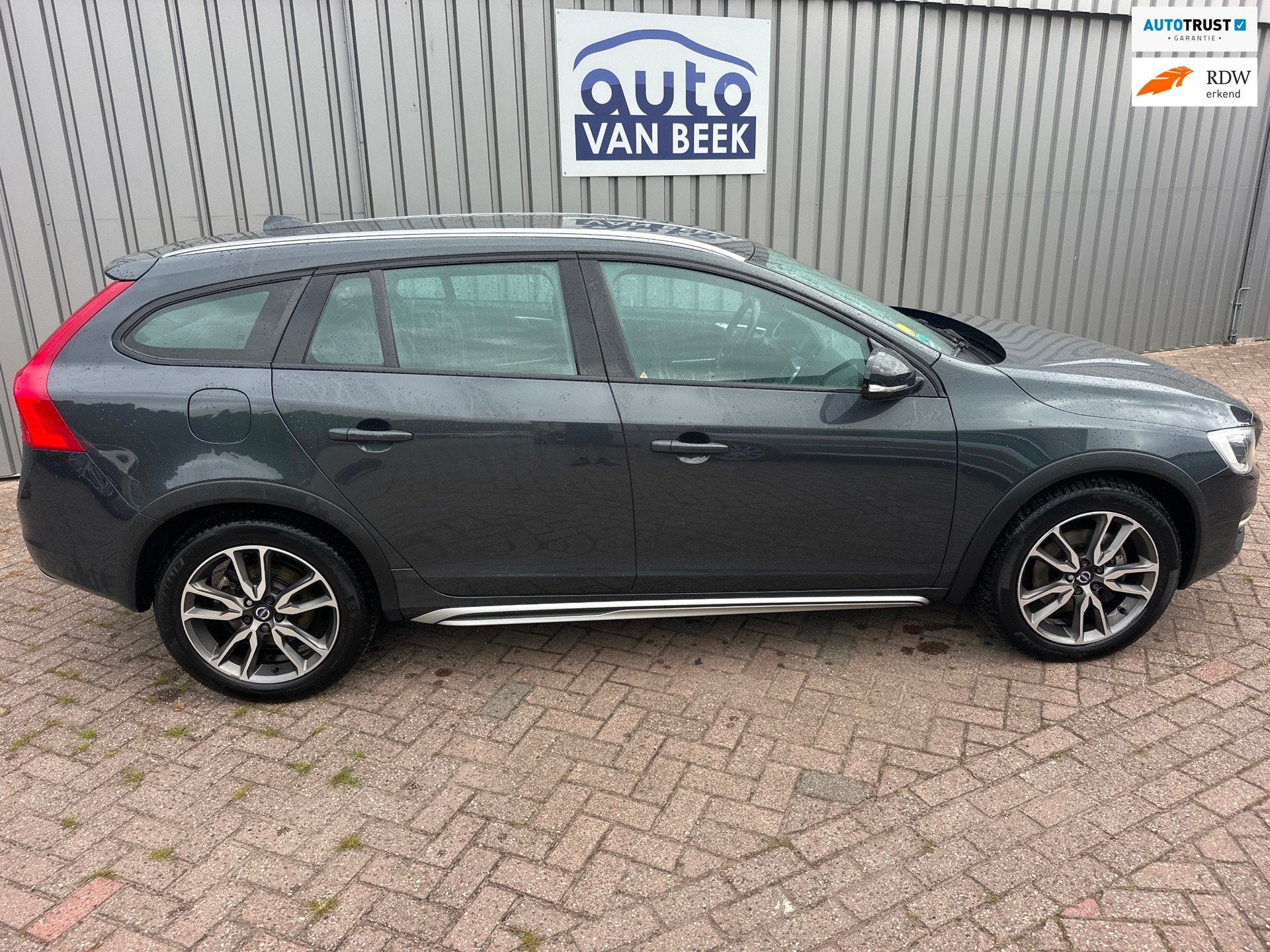 Volvo V60 Cross Country 2.4 D5 AWD Summum, Auto's, Automaat, Dealer onderhouden, Gebruikt, 190 pk