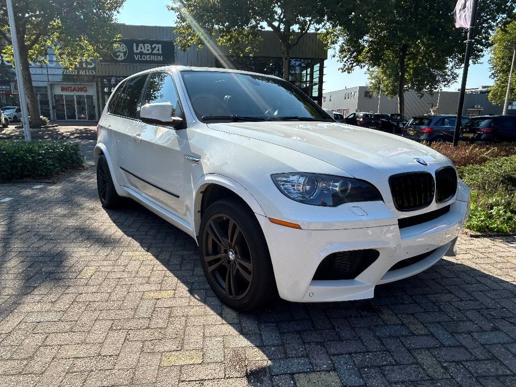 BMW X5 M 4.4 V8 | 555 PK | Pano | HUD | Camera | Lees Tekst, Auto's, Dealer onderhouden, Wit, Leder, Particulier