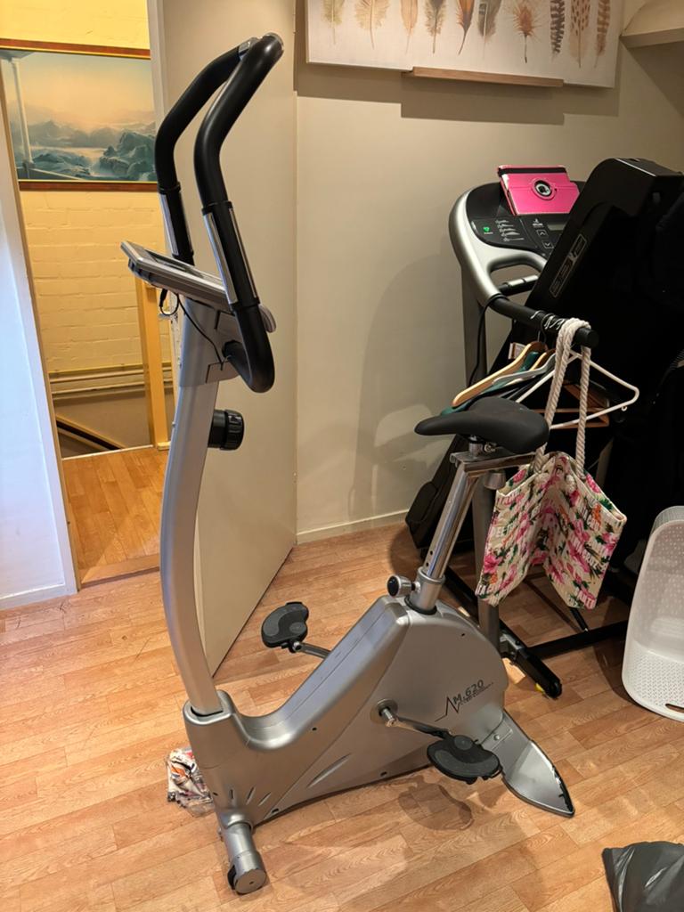 Hometrainer GRATIS, Sport en Fitness, Fitnessapparatuur, Ophalen, Zo goed als nieuw, Hometrainer