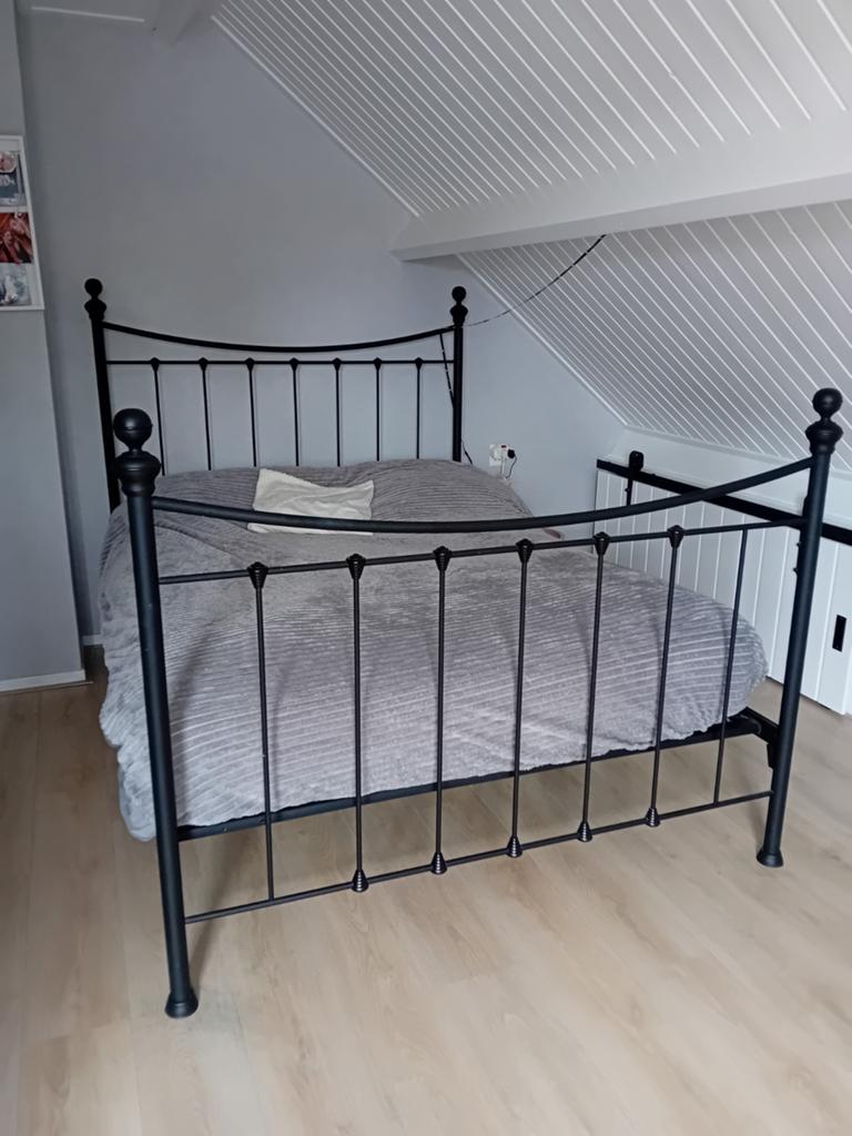Spijlen bed ,zwart metaal  ,bed heeft een spiralen bodem, Ophalen, Zwart, Tweepersoons, 140 cm