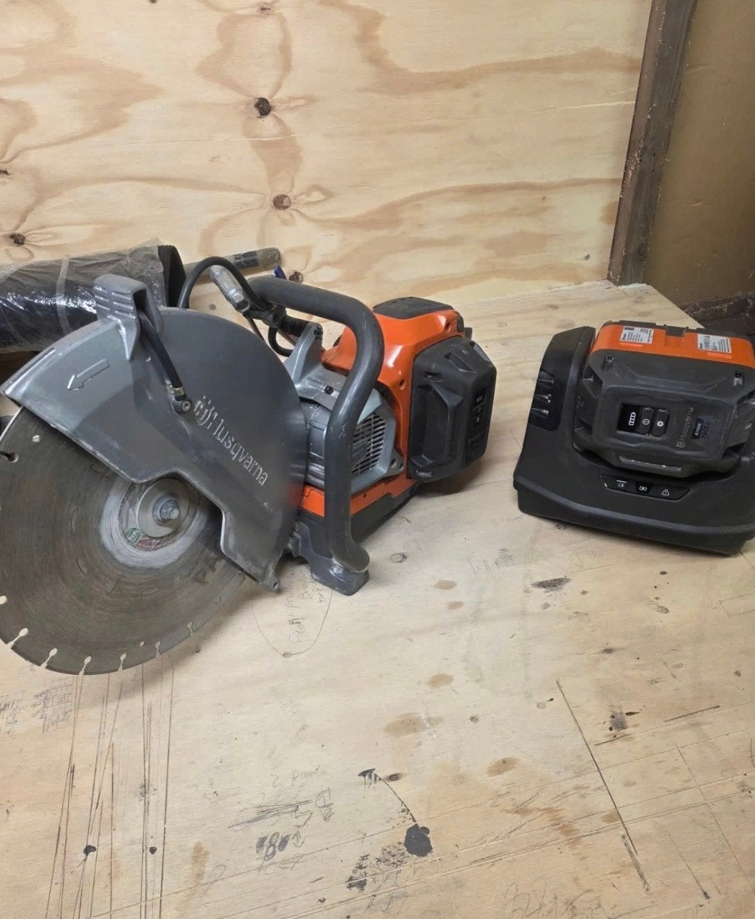 Husqvarna doorslijpmachine met accu en lader, Gebruikt, 70 mm of meer, Overige typen, Ophalen of Verzenden