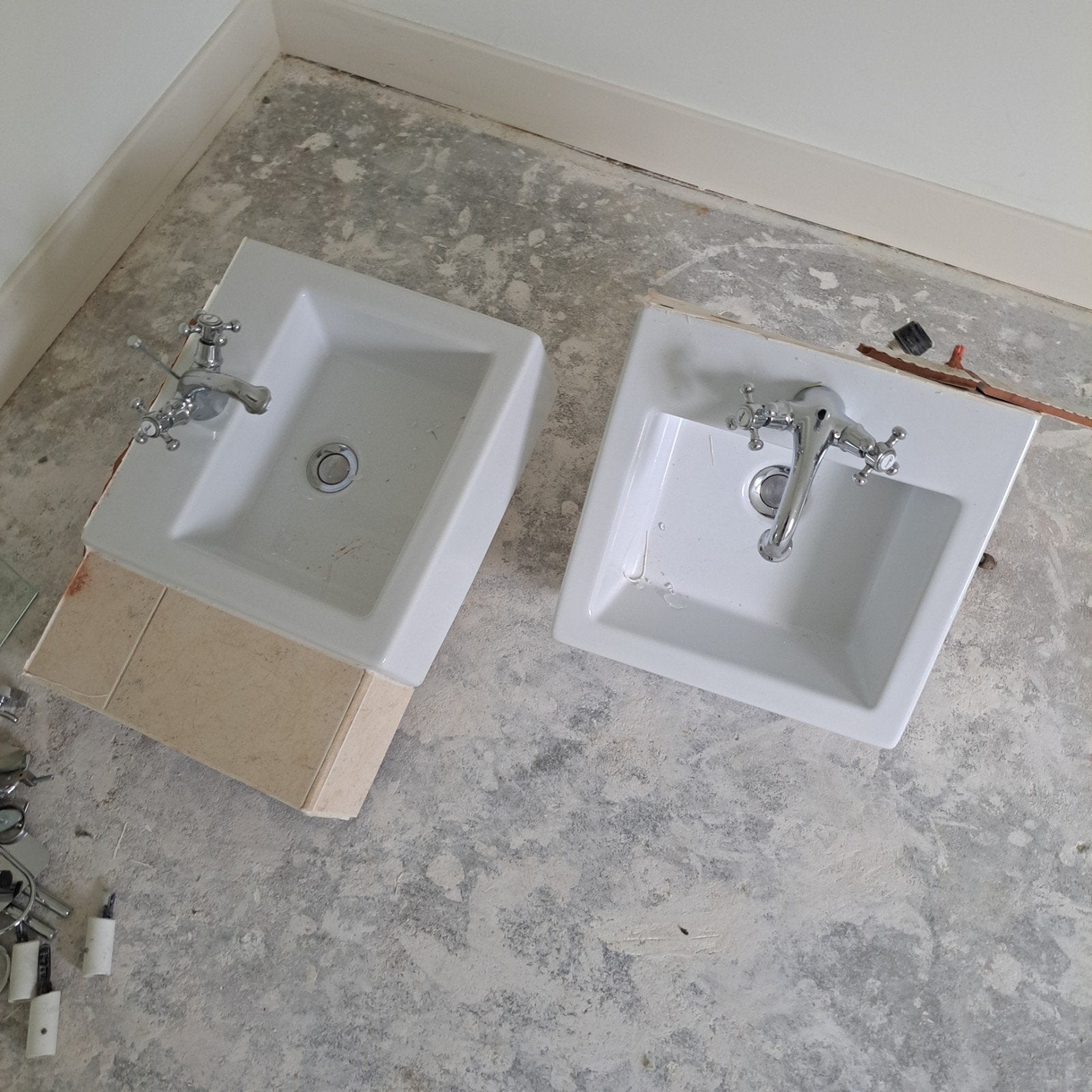 2 Wastafeltjes met luxe klassieke kranen, Ophalen, Gebruikt, Chroom, Wastafel