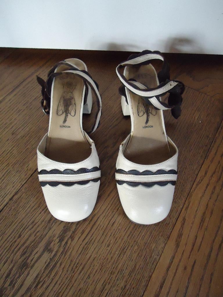 Beige met zwarte Fly London schoenen maat 38, Schoenen met lage hakken, Beige, Ophalen of Verzenden, Fly London