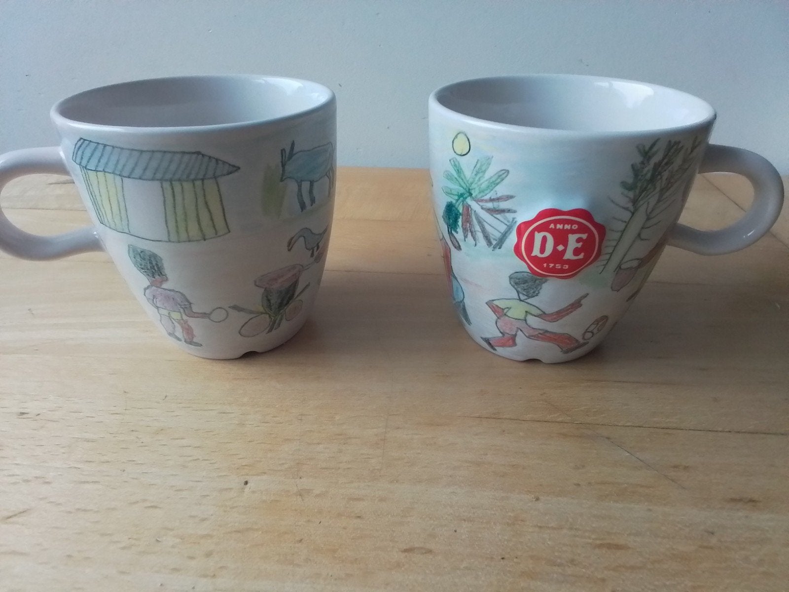 2 Douwe Egberts mokken met kindertekeningen, Huis en Inrichting, Overige merken, Keramiek, Zo goed als nieuw, Overige stijlen