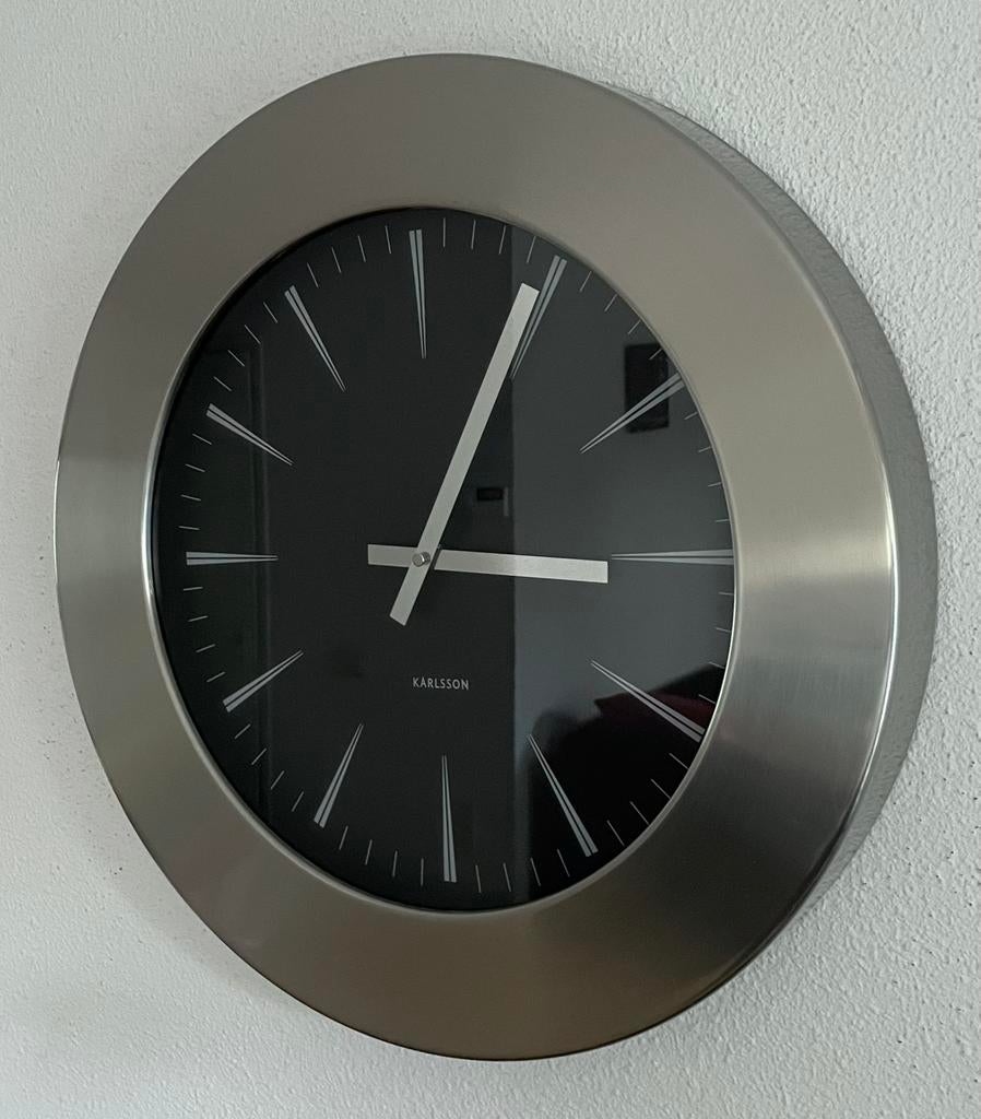 Karlsson grote wandklok RVS 50 cm. / 6 cm., Ophalen of Verzenden, Zo goed als nieuw, Analoog, Wandklok
