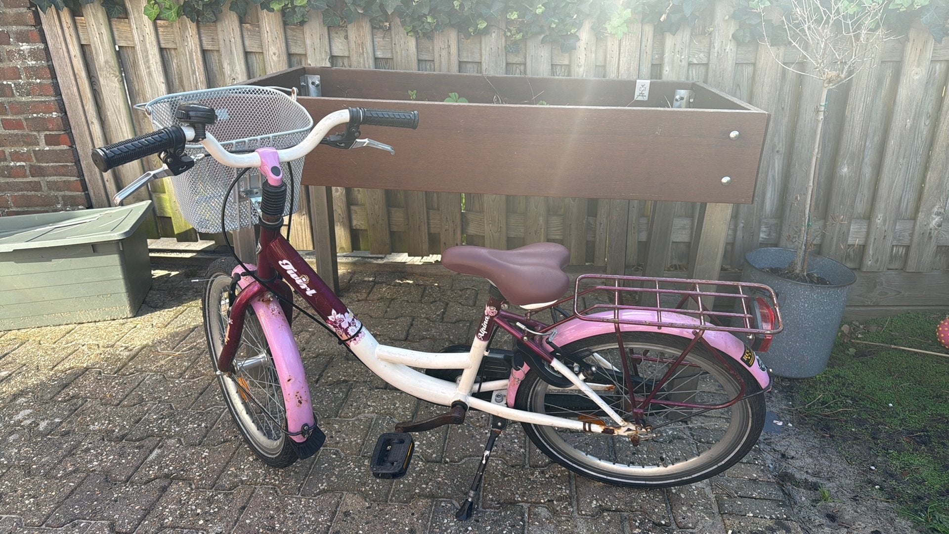 Meisjesfiets 20 inch met mandje gebruikt, Fietsen en Brommers, Ophalen, Gebruikt, Velgrem, Handrem