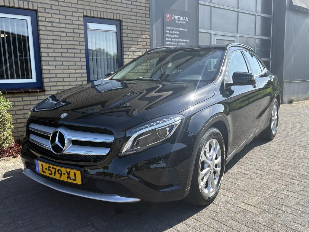 Mercedes-Benz GLA 180 Ambition TREKHAAK-STOELVERW-LM, Auto's, Gebruikt, Euro 6, 4 cilinders, 715 kg