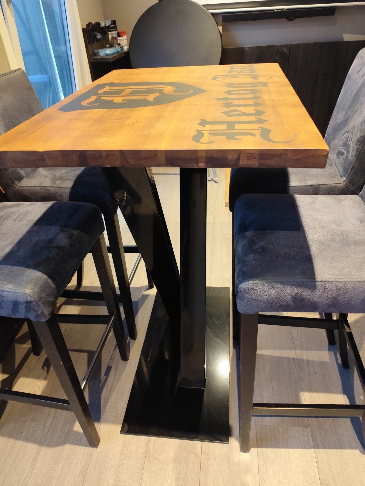 Mahoniehouten Hertog Jan Tafel met Zwarte Epoxy, Huis en Inrichting, Tafels | Bijzettafels, Nieuw, Ophalen of Verzenden, Industrieel, Modern, Bar