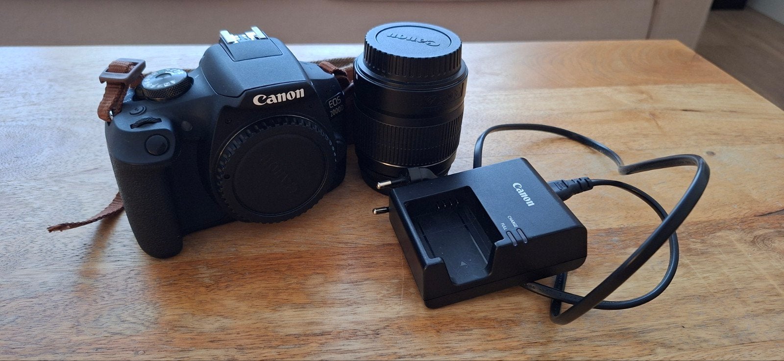 Canon EOS 2000D met EFS 18-55mm lens en leuke draagriem, Gebruikt, Spiegelreflex, Canon, Oplader