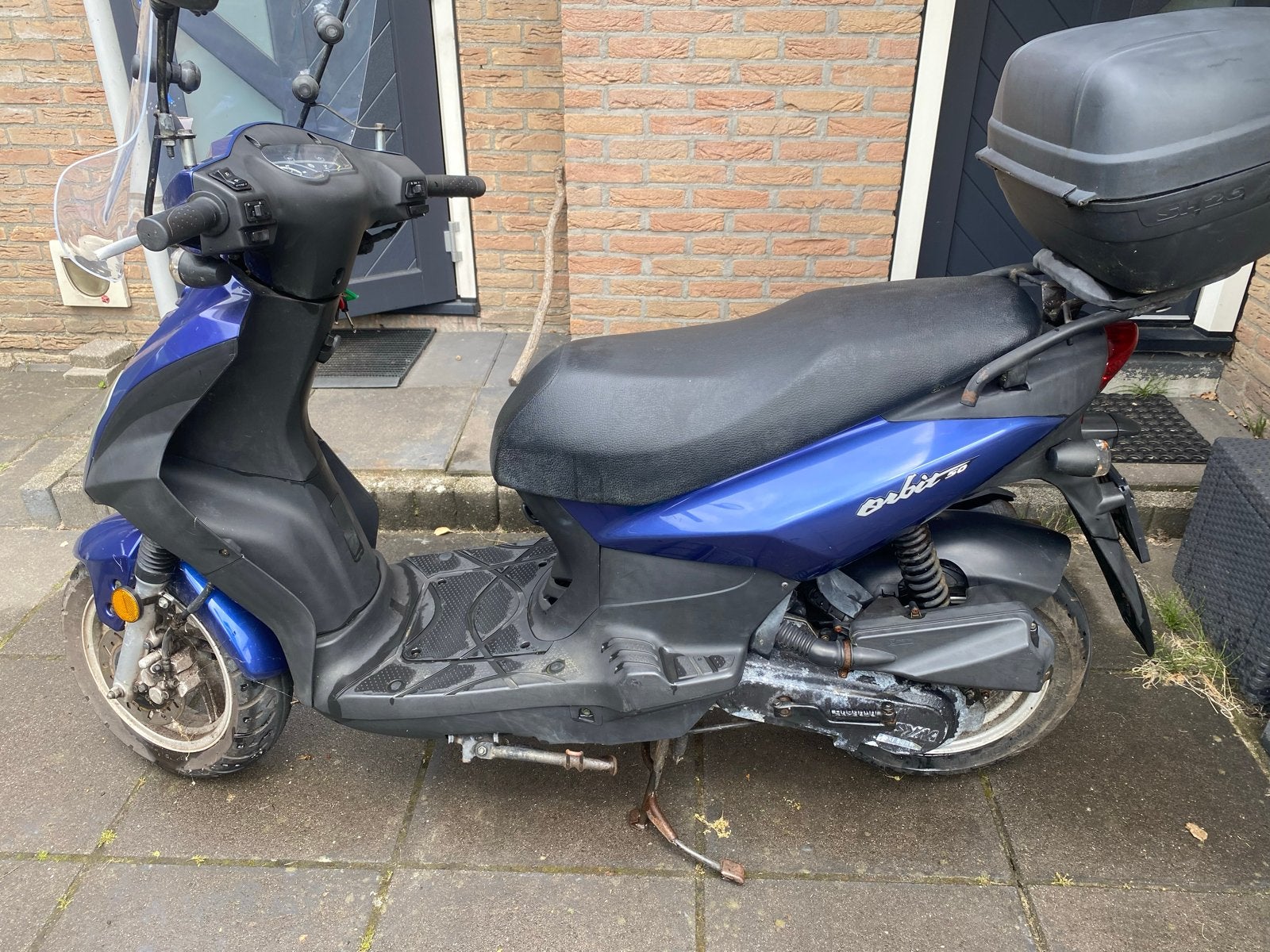 Blauwe Sym Orbit scooter met topkoffer, Fietsen en Brommers, Scooters | SYM, Gebruikt, Orbit, Maximaal 45 km/u, Benzine, Ophalen
