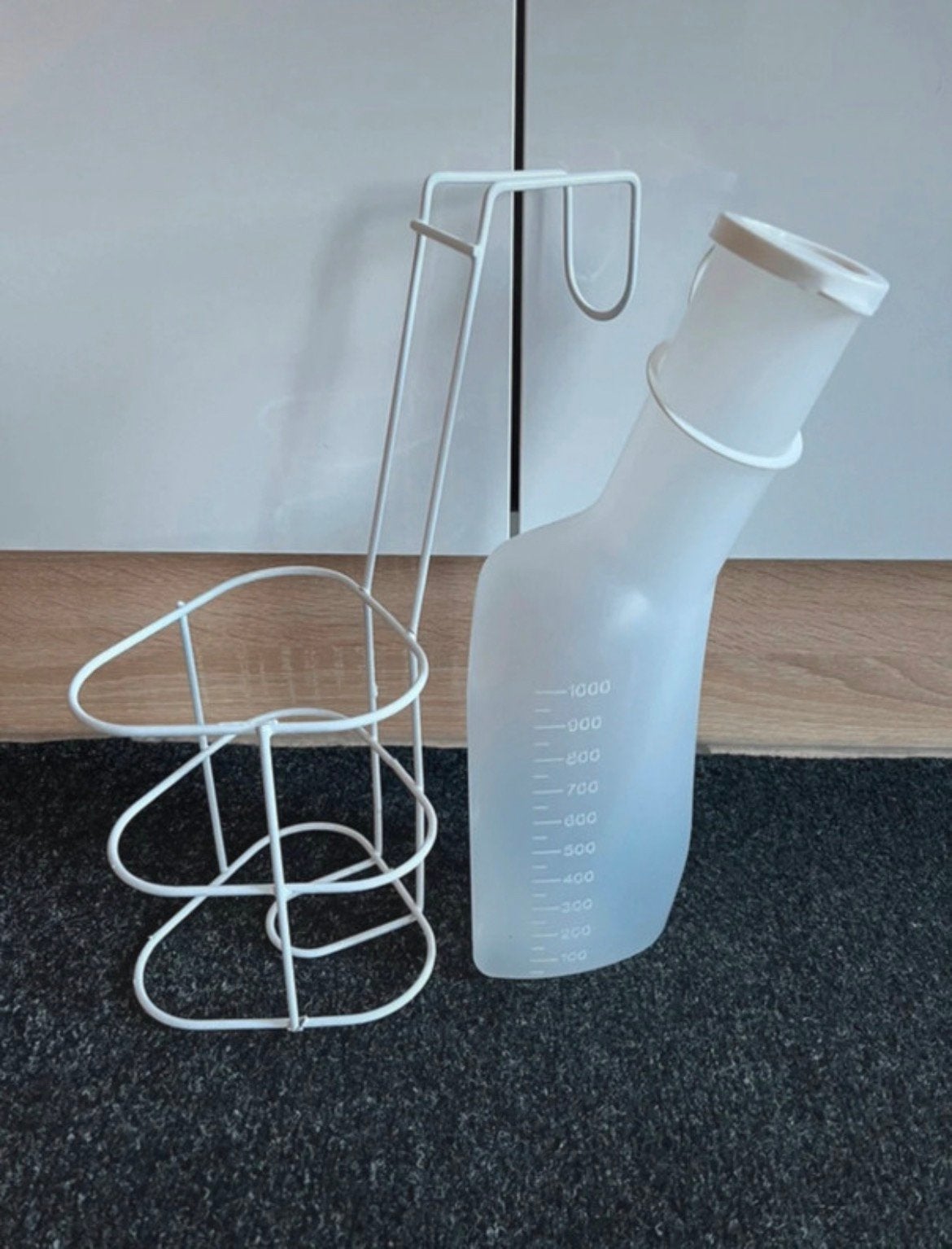 Urinaal /plas fles met (bed) houder Nieuw, Diversen, Verpleegmiddelen, Ophalen of Verzenden, Nieuw