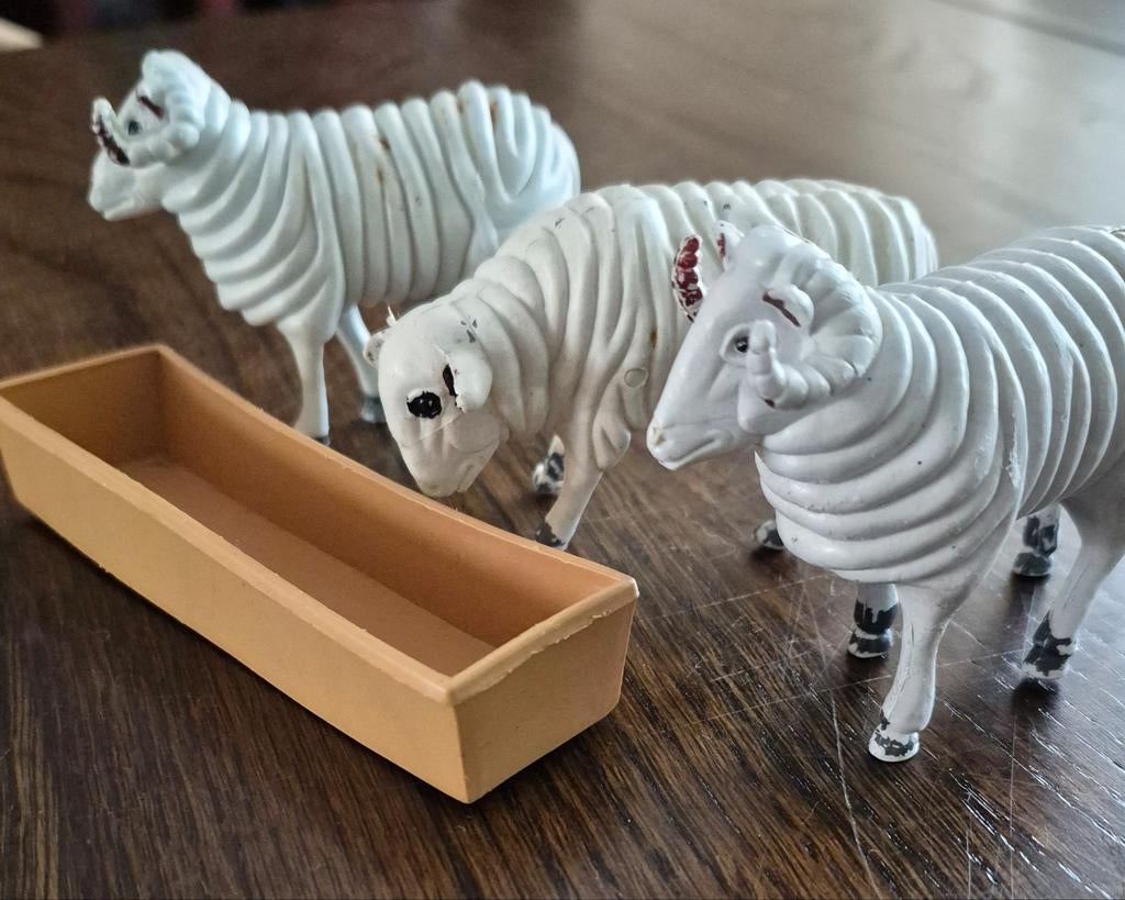 3 Schapen met voerbak.  Speelgoed dieren., Ophalen of Verzenden, Gebruikt, Jongen of Meisje