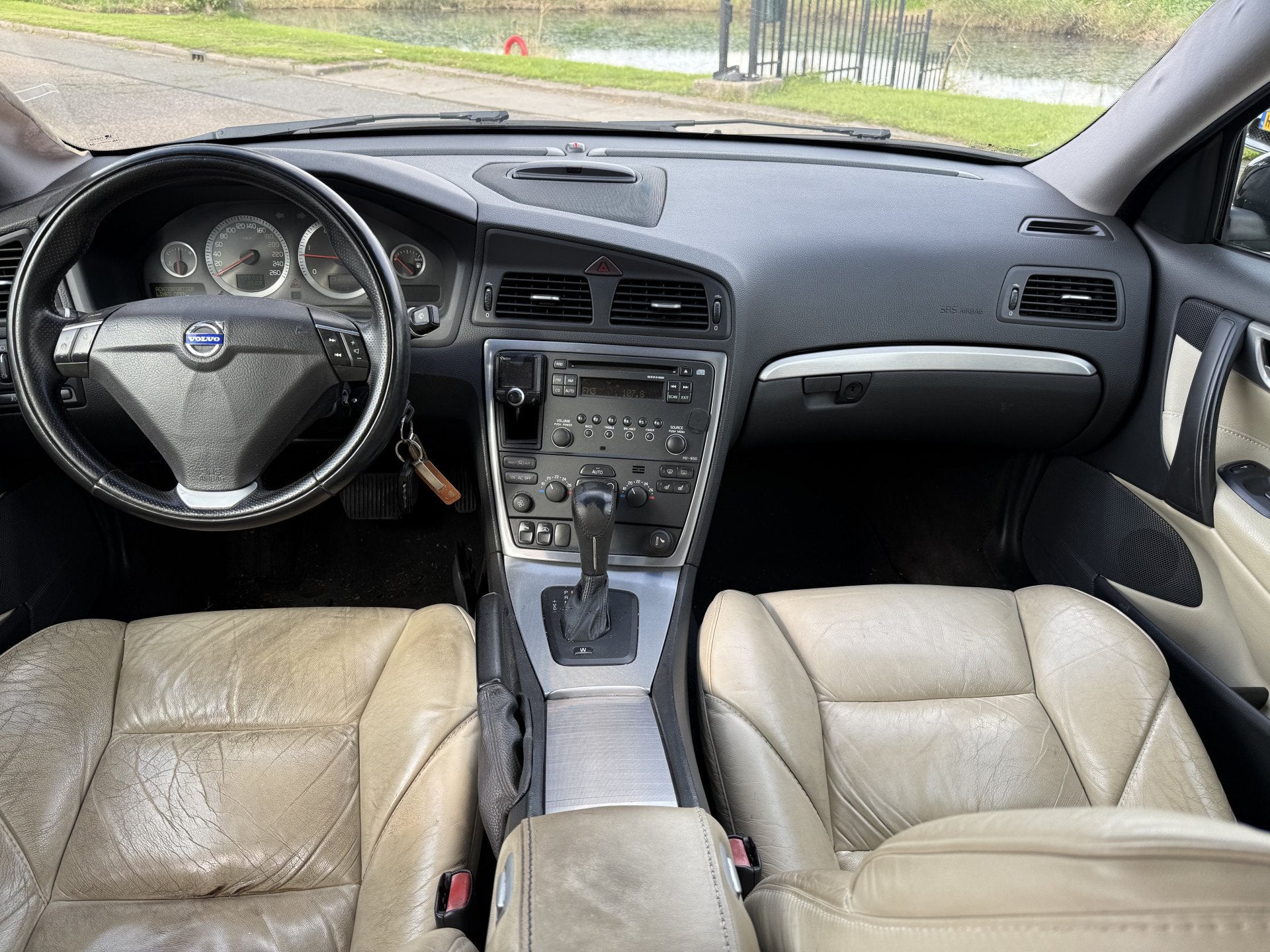 Volvo S60 2.4 D5 Geartronic * Sportleder * 18 inch * Navigat, Auto's, Gebruikt, Beige, 1494 kg, S60