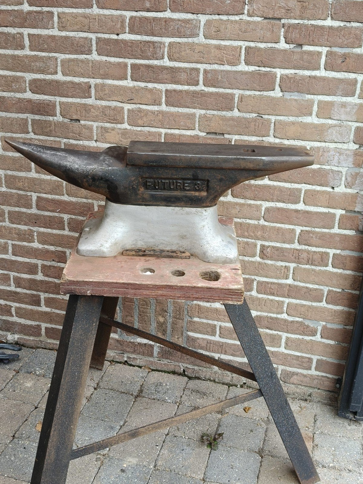 Future aambeeld op stevige metalen standaard, Ophalen of Verzenden, Gebruikt