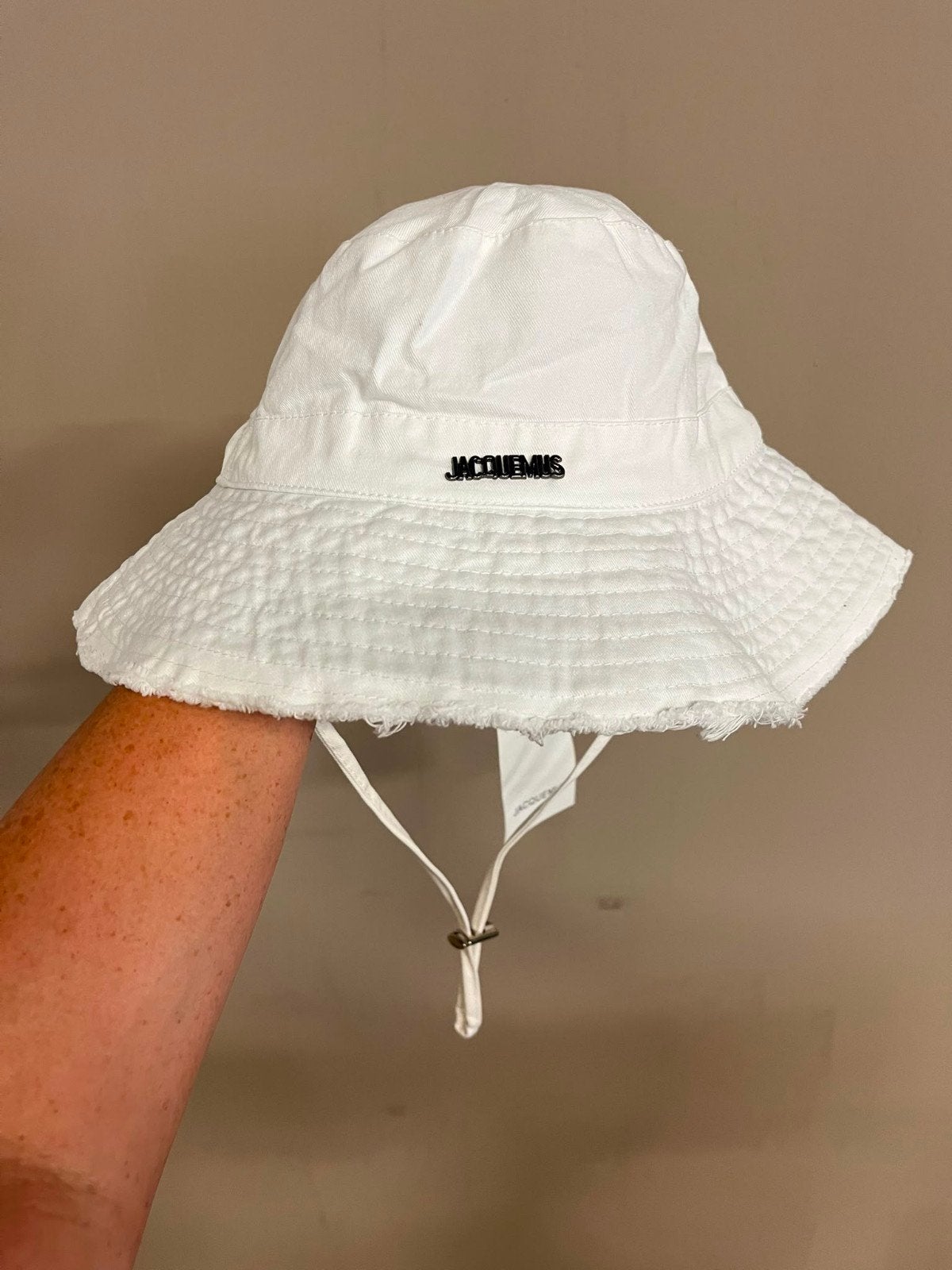 Jacquemus Le Bob Artichaut Bucket Hat - Nieuw met kaartjes, Ophalen, Hoed, Nieuw, One size fits all
