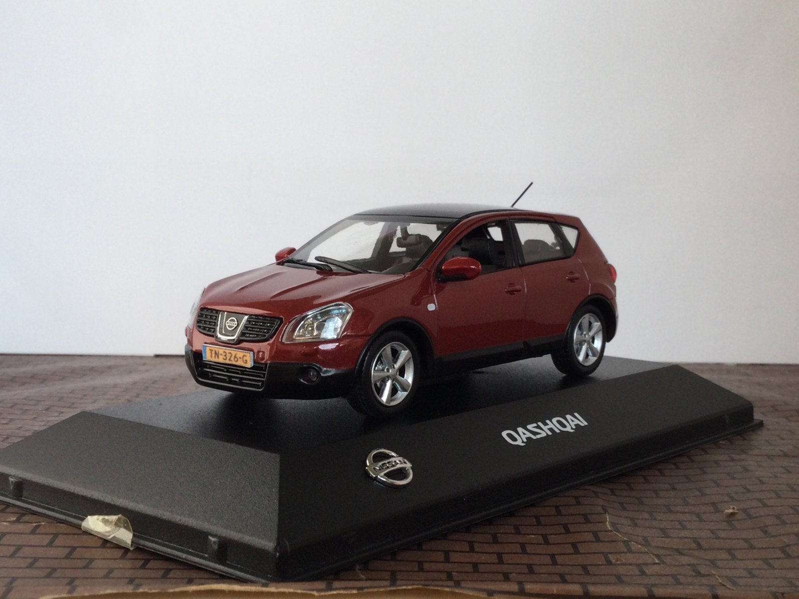 Nissan Qashqai 2008 Rood Metallic J-Collection 1:43, Ophalen of Verzenden, Zo goed als nieuw, Auto, Overige merken