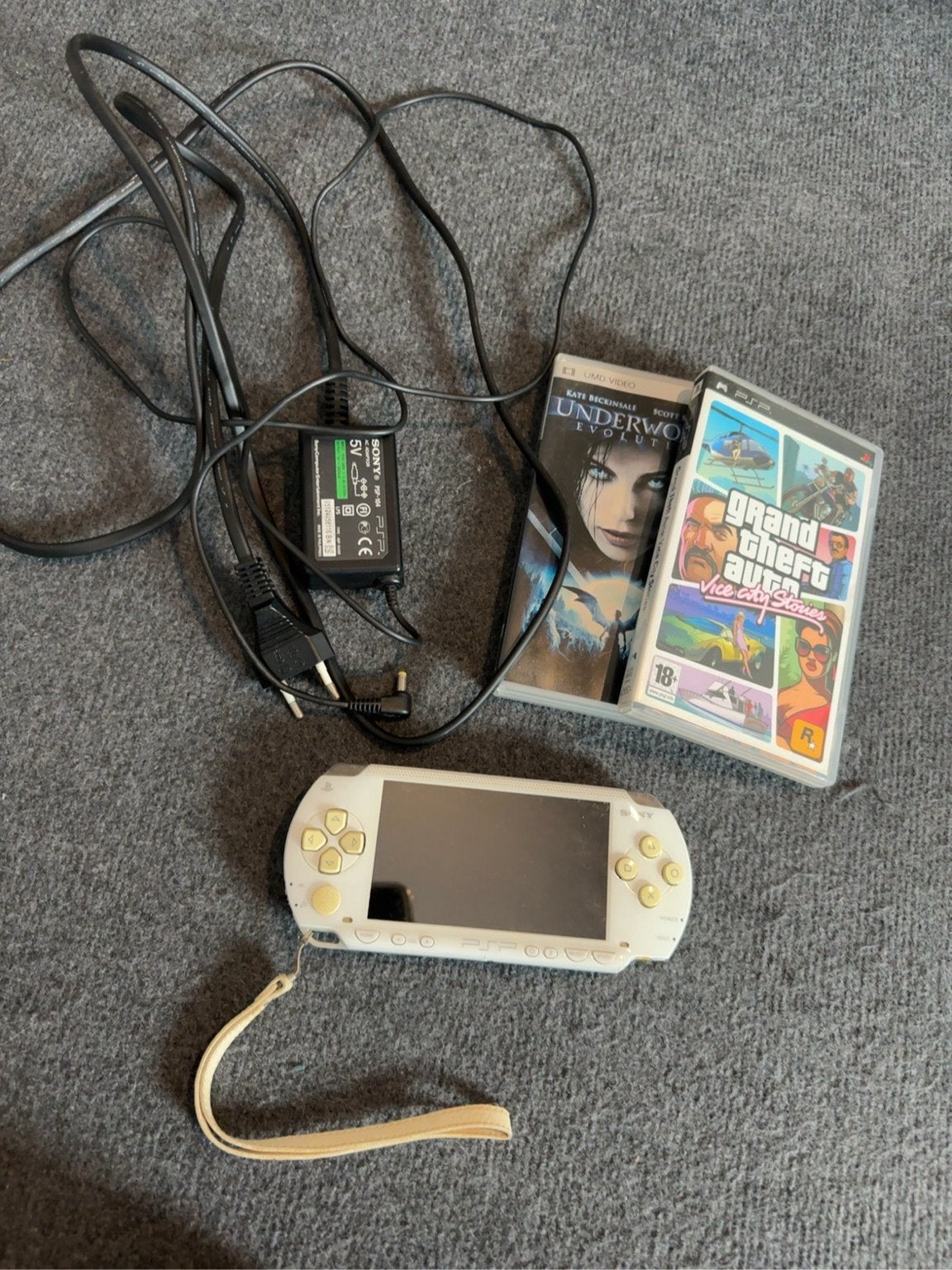 Witte PSP met lader en twee games (Underworld, GTA), Spelcomputers en Games, Spelcomputers | Sony PSP, Ophalen, Wit, PSP, Gebruikt