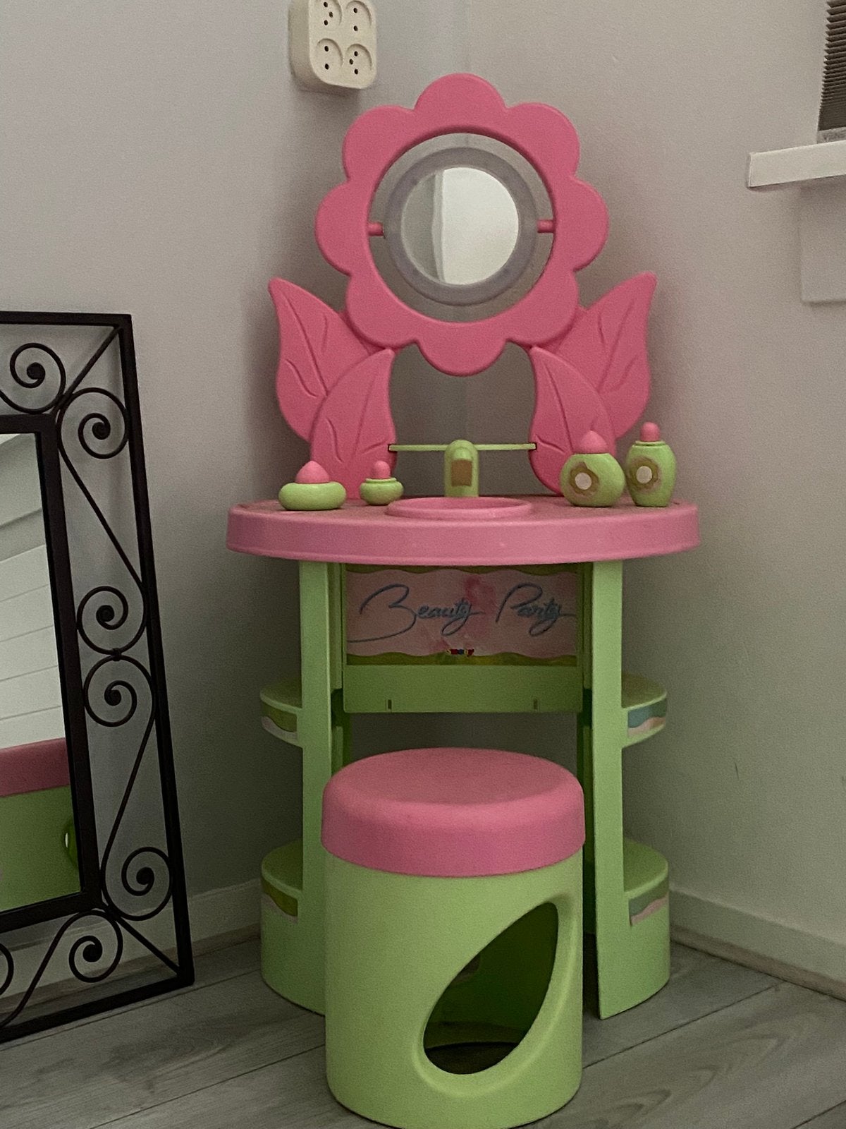 Kinderkaptafel rose/licht groen, Ophalen, Gebruikt, Plastic