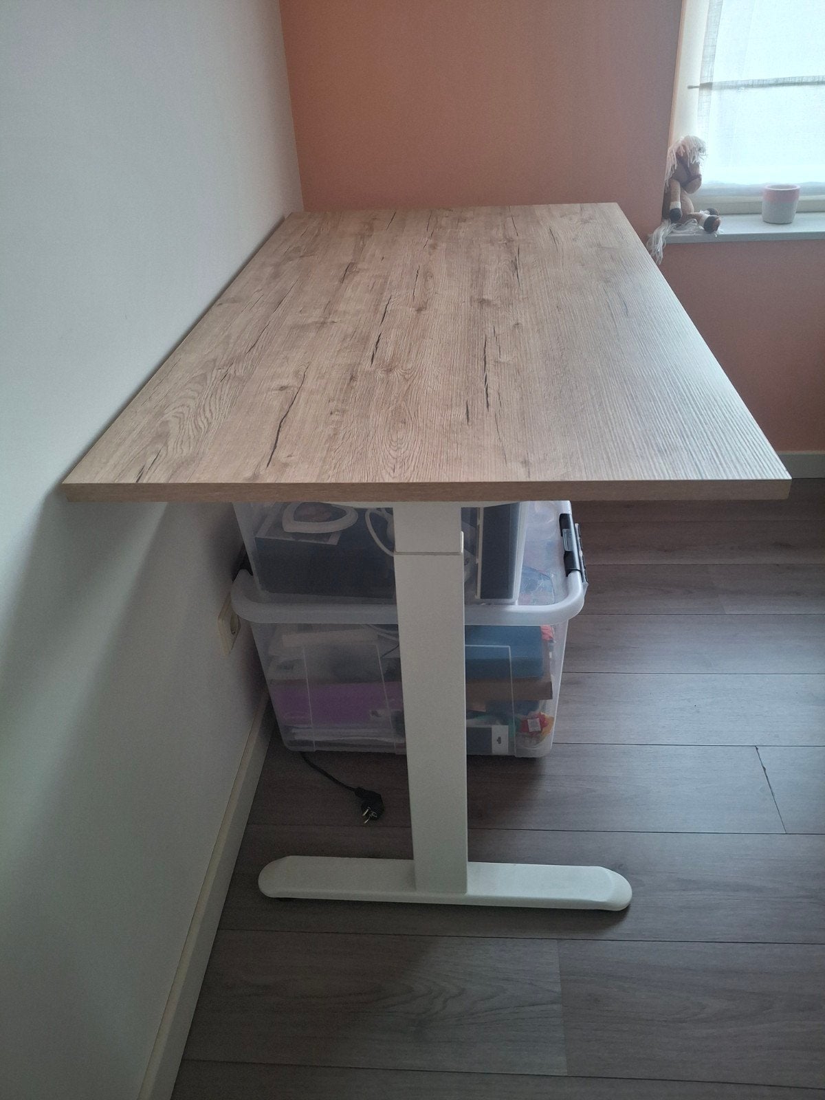 Zit-sta bureau elektrisch wit frame met houtlook blad, Ophalen, Zit-sta bureau, 120 cm, Zo goed als nieuw
