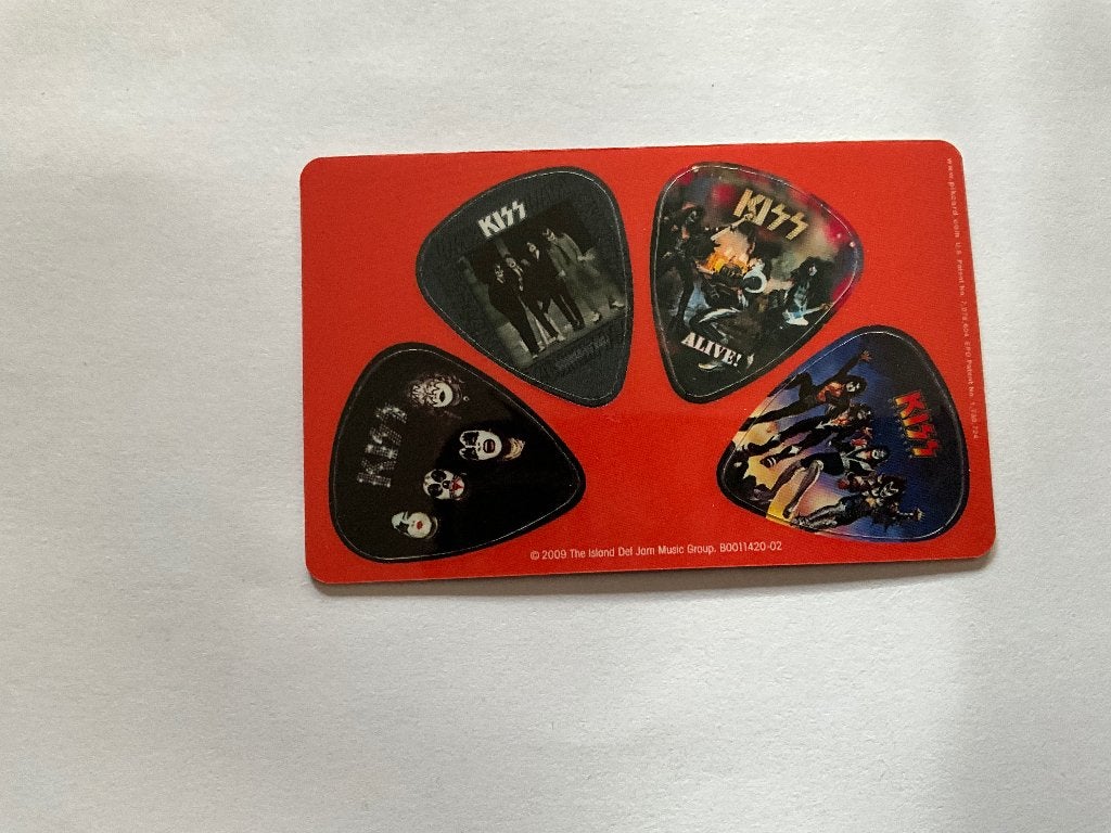4 uitneembare plectrums van Kiss, Pop, Beeldje of Miniatuur, Nieuw, Ophalen of Verzenden, 4 uitneembare plectrums van Kiss