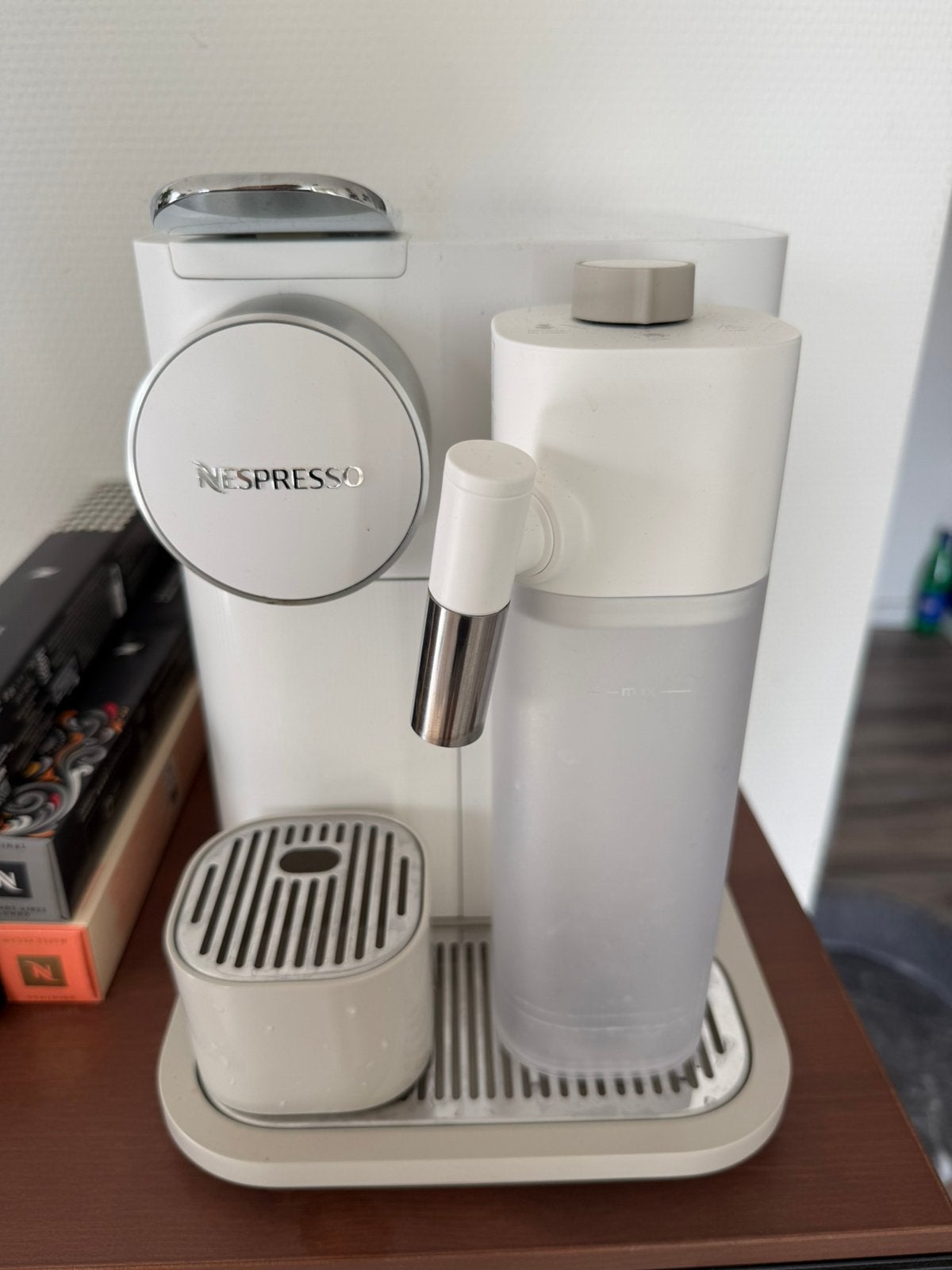 Nespresso Gran Latissima Coffee Machine, Ophalen, Koffiepads en cups, Gebruikt, Koffiemachine