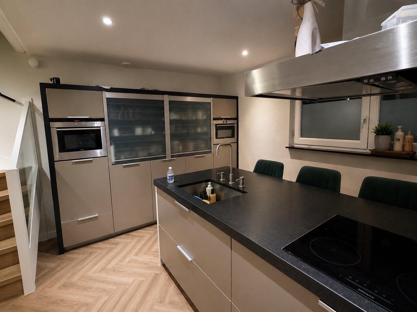 Moderne keuken met Siemens apparatuur en kookeiland, Ophalen, Gebruikt, Overige typen, Graniet of Steen