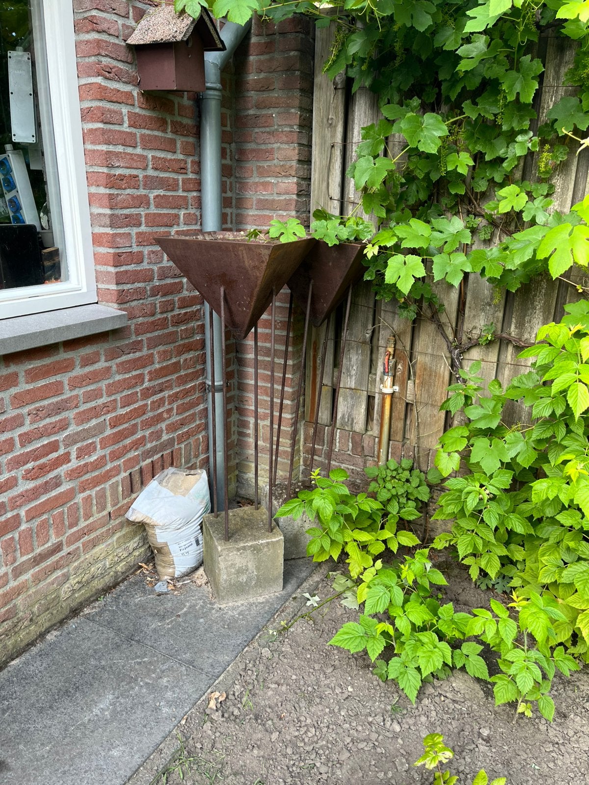 Gratis 2 plantenbakken op stsndaard, Tuin en Terras, Tuinvazen, Ophalen, Gebruikt