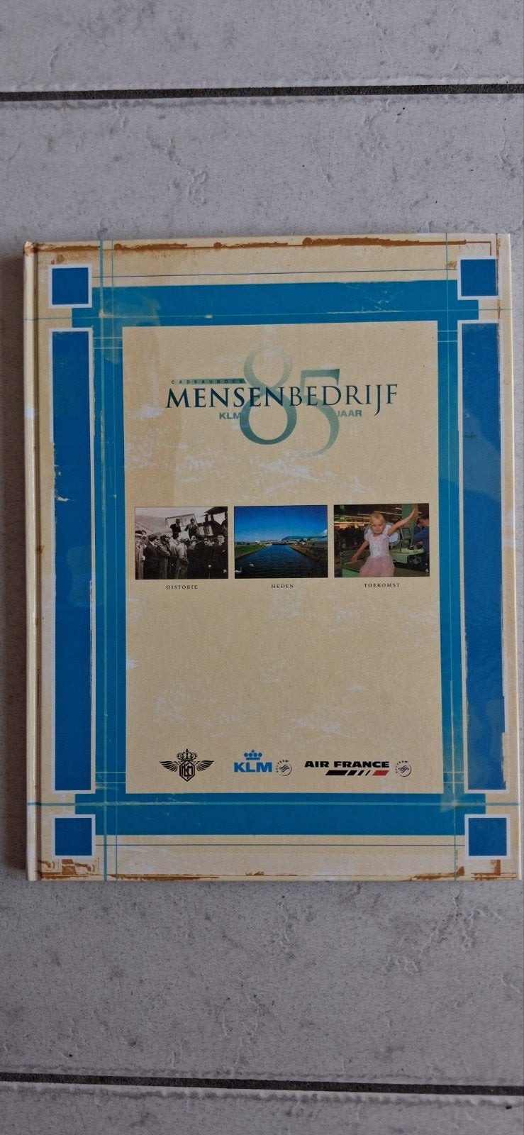 gratis KLM 85 Jaar Een Mensenbedrijf Historie Heden Toekomst, Boeken, Ophalen of Verzenden, Zo goed als nieuw, Onbekend, Nederland