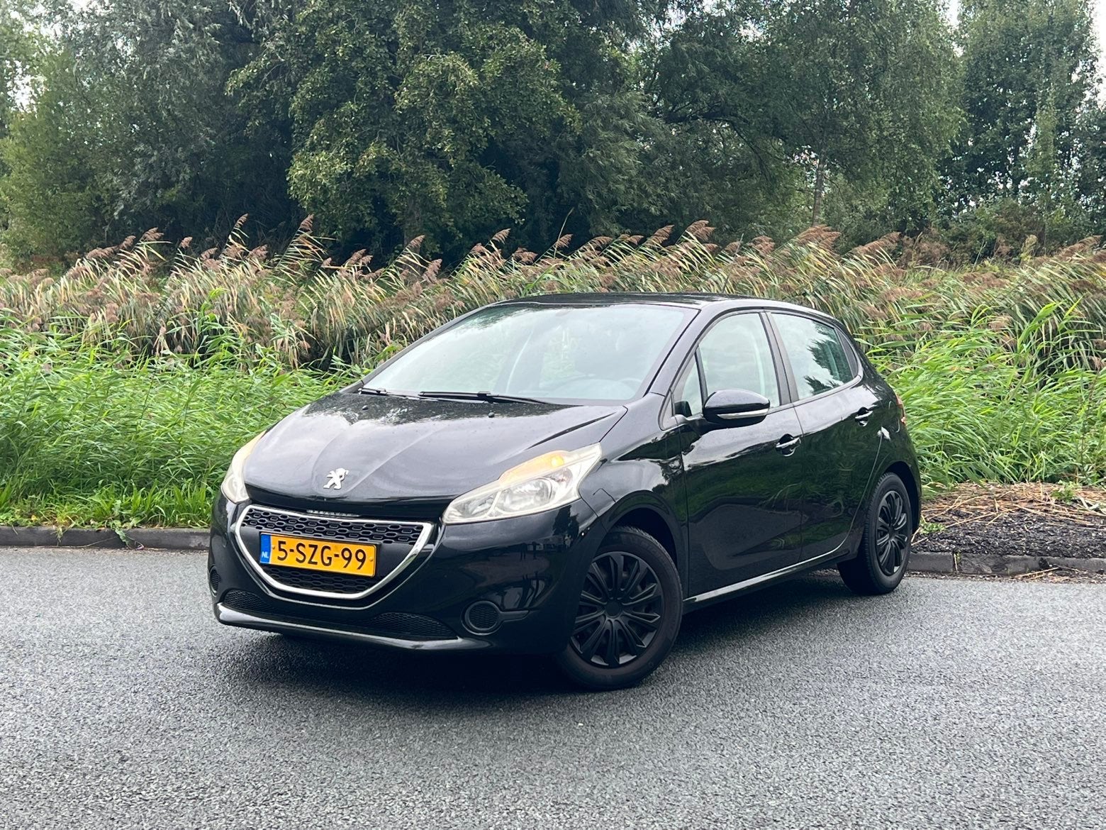 Peugeot 208 1.2 VTI 60KW/82PK 5-D 2014 Zwart EXPORT POSSIBLE, Auto's, Voorwielaandrijving, 31 €/maand, 1199 cc, Zwart