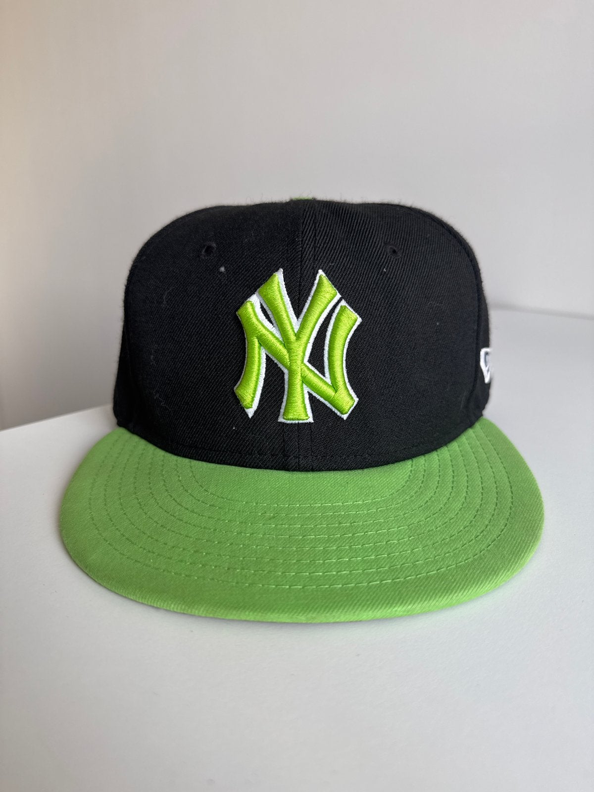 New Era NY Yankees Pet Zwart/Neon Groen, Ophalen of Verzenden, Zo goed als nieuw, 57 cm (M, 7⅛ inch) of minder, Pet