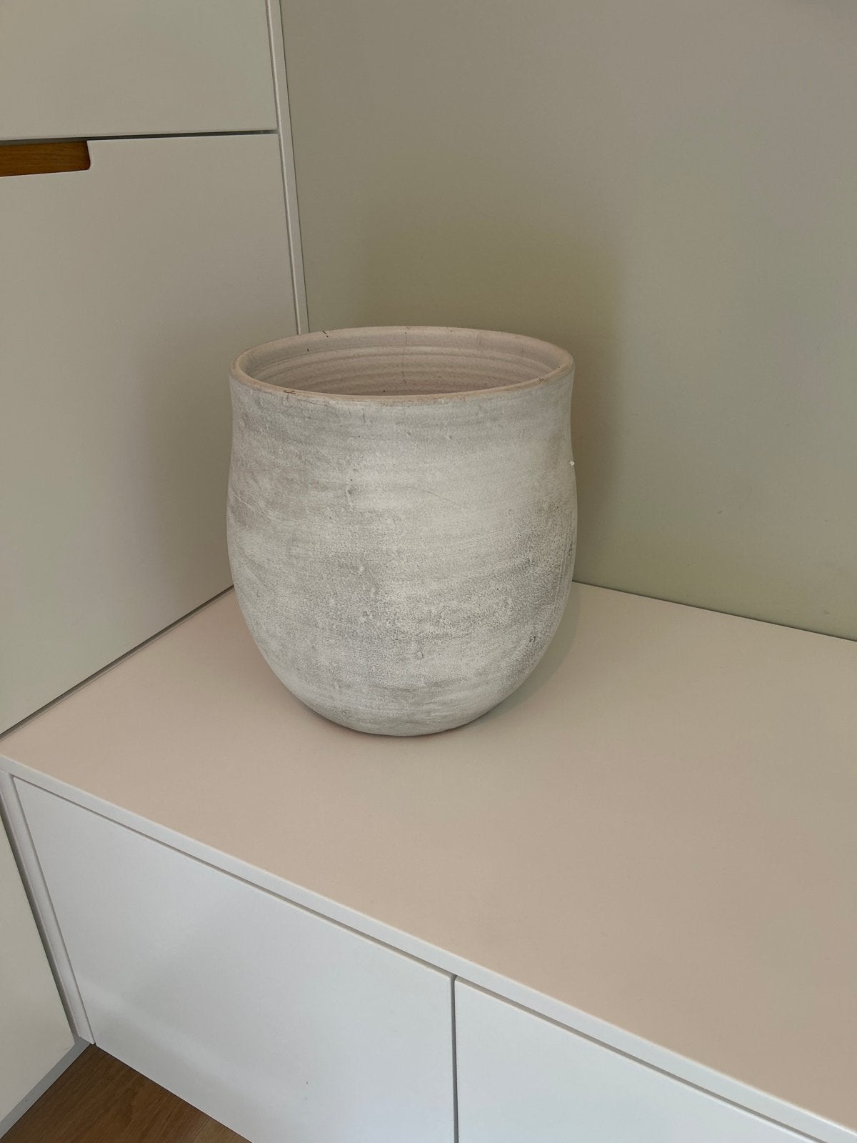 Grote witte bloempot van steen, Rond, Binnen, Zo goed als nieuw, Minder dan 40 cm