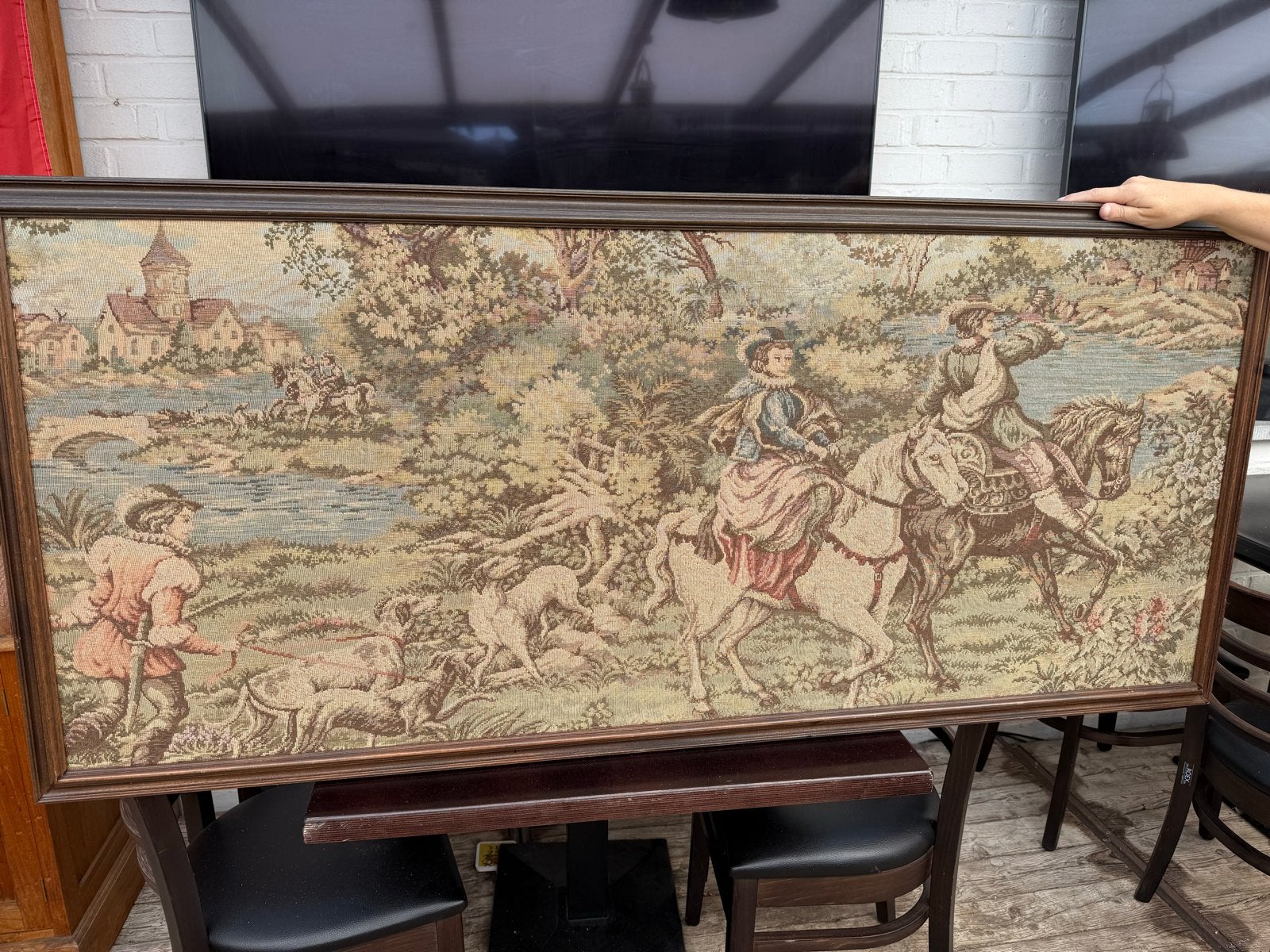 Gobelin, Groot ingelijst wandtapijt met jachtscène, Antiek en Kunst, Kunst | Schilderijen | Klassiek, Dieren, Ophalen of Verzenden