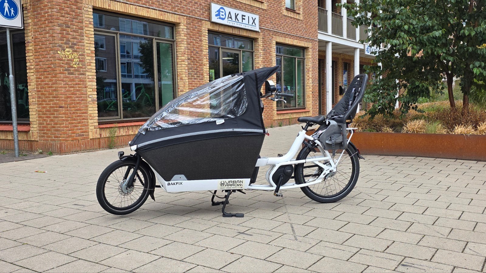Urban Arrow Bakfiets met Bosch Active Line Motor, Fietsen en Brommers, Fietsen | Bakfietsen, 4 kinderen of meer, Urban arrow, Huif