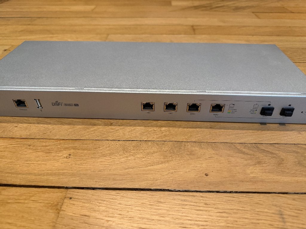 Unifi USG-4 Pro, Computers en Software, Netwerk switches, Ophalen of Verzenden, Zo goed als nieuw