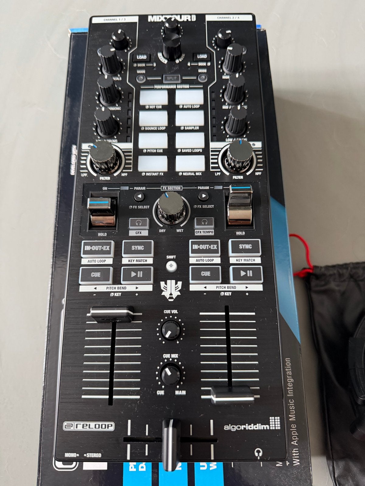 Reloop Mixtour Pro DJ Controller met Hoofdtelefoon, Ophalen of Verzenden, Zo goed als nieuw, Dj-set, Reloop