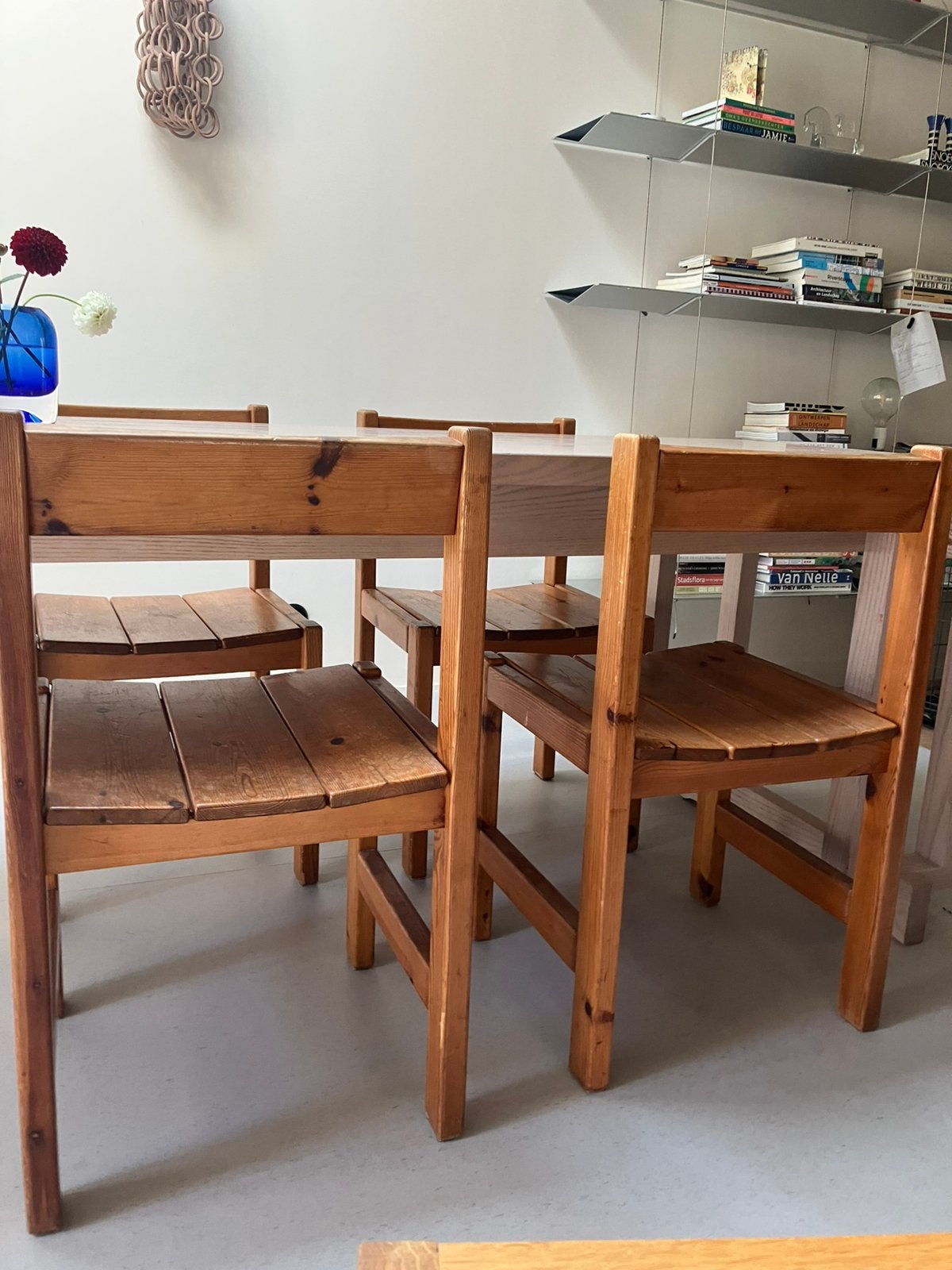 4x vintage jaren 70 grenen stoelen, Ophalen, Zo goed als nieuw, 4 tot 6 stoelen