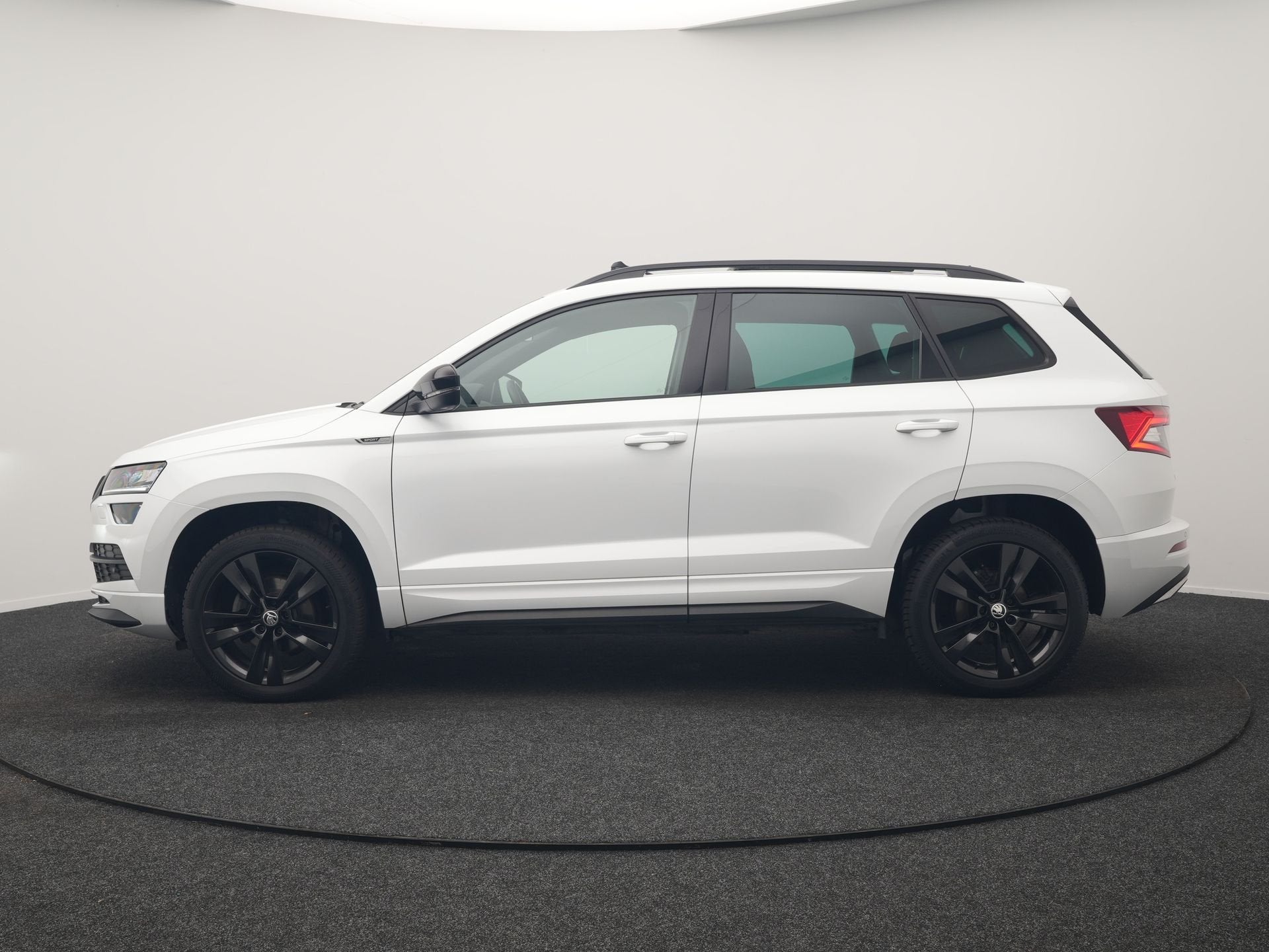 Skoda Karoq 1.5 TSI ACT Sportline DSG 150pk Dealer O.H | Pan, Auto's, Dealer onderhouden, Stof, 150 pk, Wit