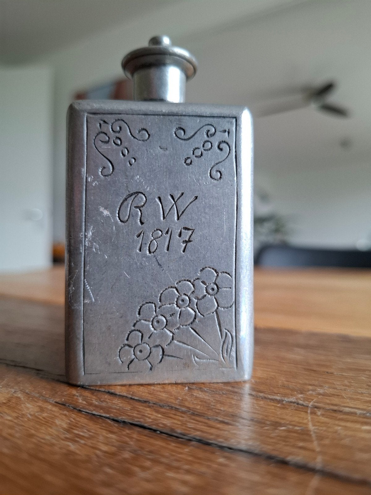 Antiek tinnen parfumflesje, Ophalen