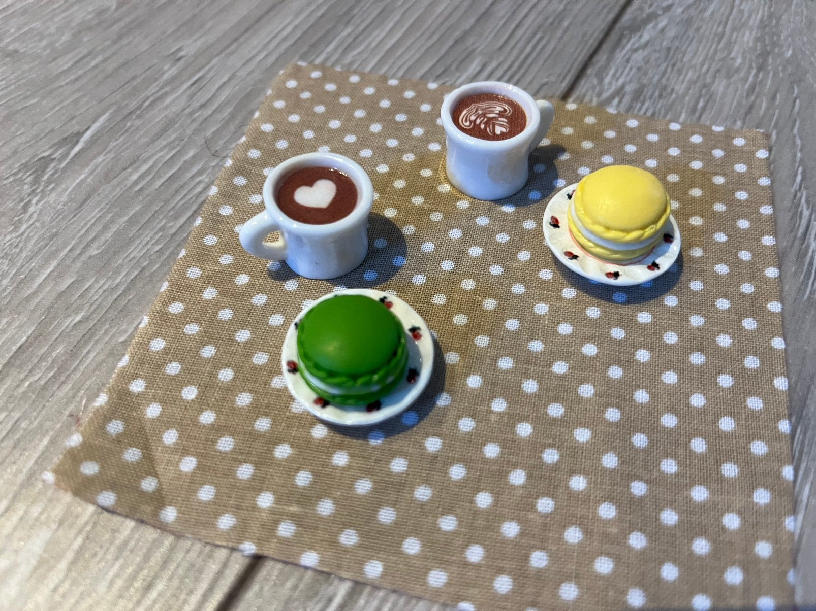 2 macaron 2 bordjes 2 drank kleedje incl verzenden, Ophalen, Nieuw, Poppenhuis