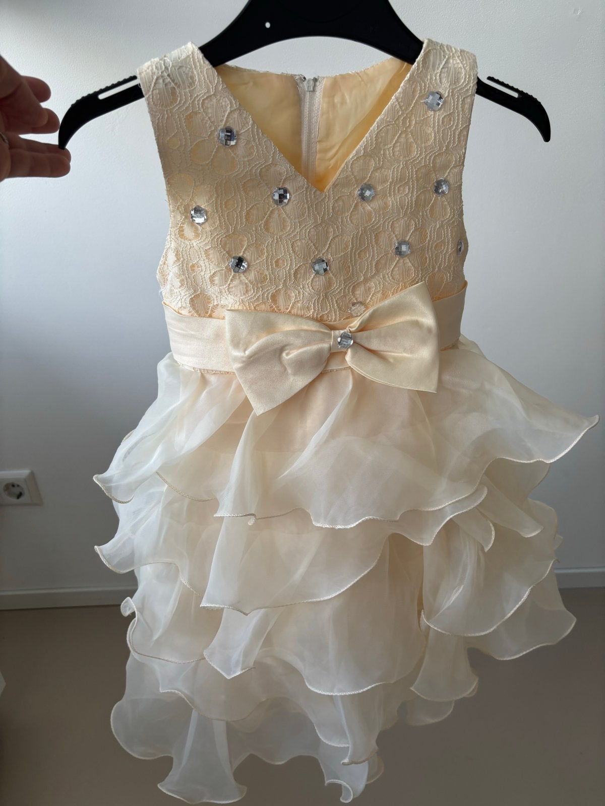 Feestjurk Crème met Strass en Ruches - Maat 110, Kinderen en Baby's, Ophalen of Verzenden, Gebruikt, Meisje, Jurk of Rok