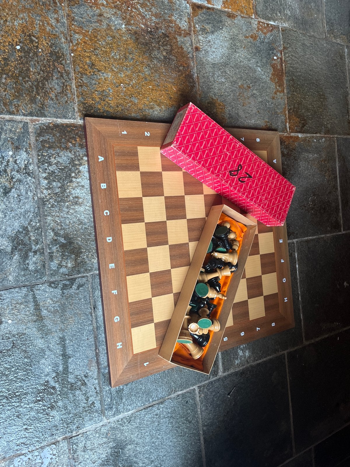 Schaakspel met houten bord en plastic stukken, Ophalen of Verzenden, Gebruikt, Schaken