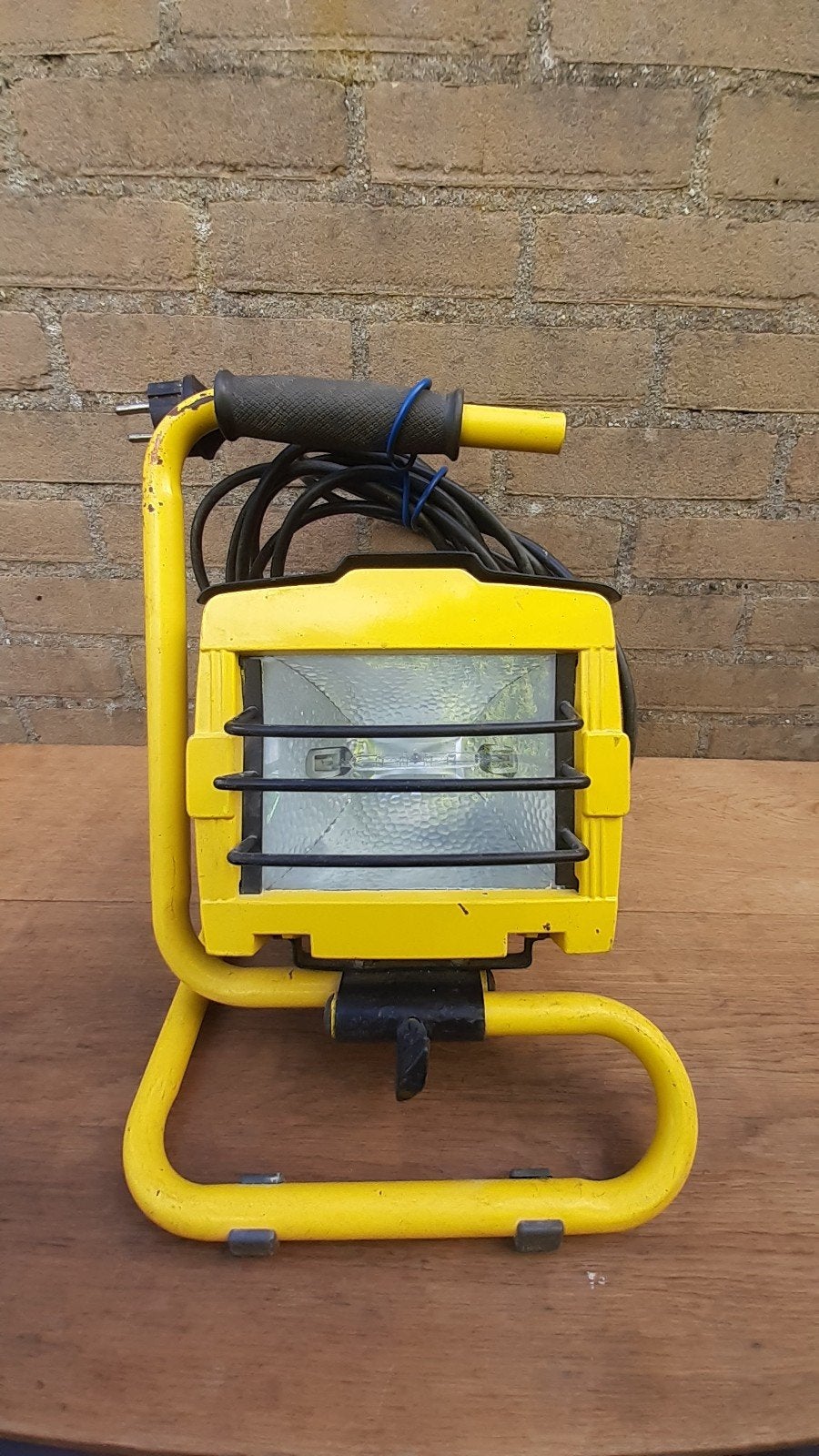 Gele bouwlamp / halogeenlamp met standaard, Doe-het-zelf en Verbouw, Ophalen of Verzenden, Gebruikt, 200 tot 500 watt, Lamp met armatuur