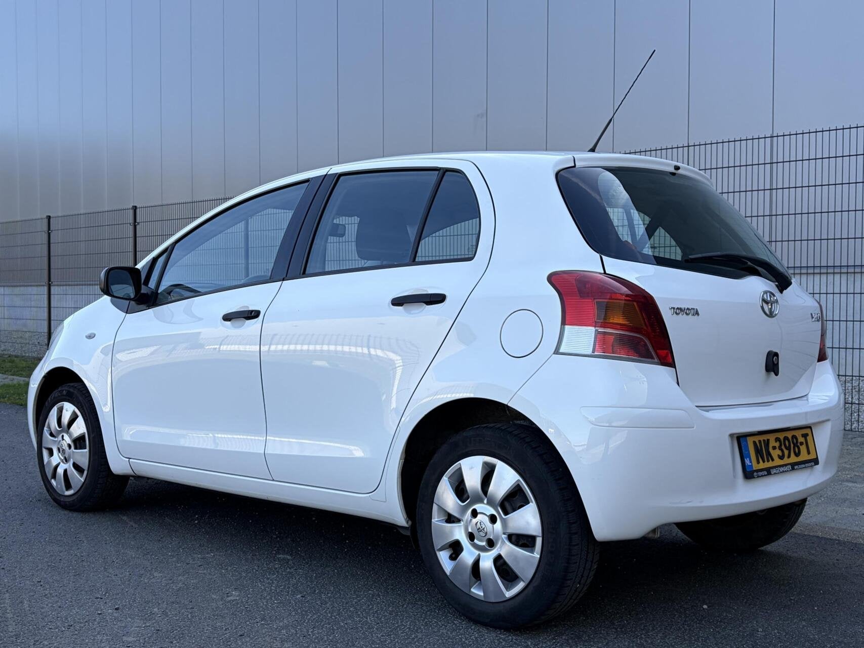 Toyota Yaris 1.0 VVTi Acces | AIRCO | ONDERHOUDS FACTUREN, Auto's, Voorwielaandrijving, Stof, 750 kg, Wit