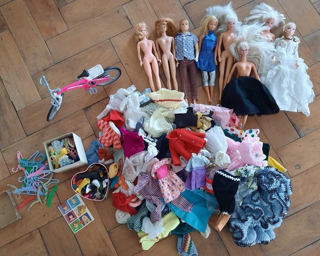 Vintage barbie met kleding en schoentjes, Ophalen of Verzenden, Gebruikt, Kleertjes