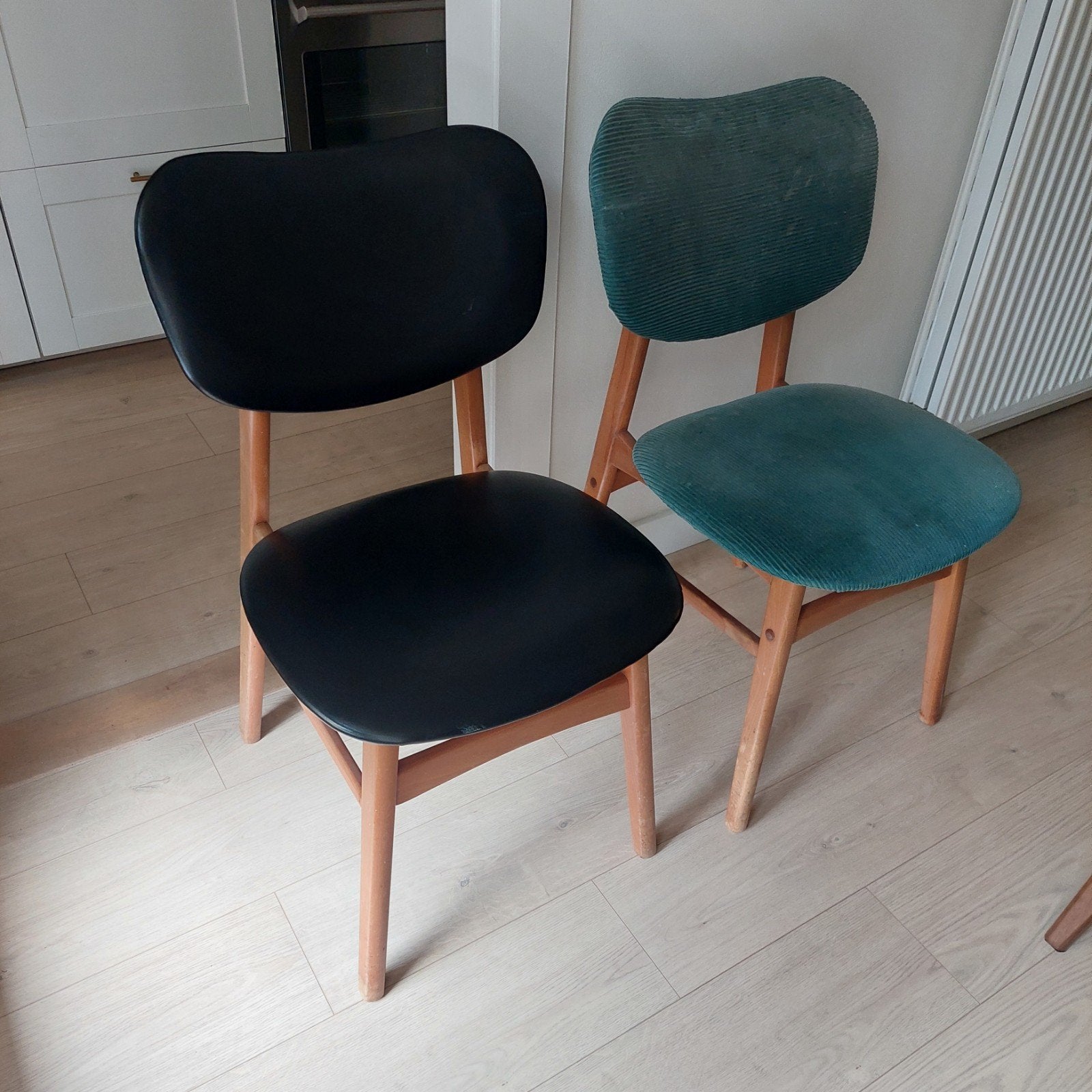 2 Scandinavische houten stoelen: zwart leer & groen ribstof, Ophalen, Gebruikt, Twee, Zwart