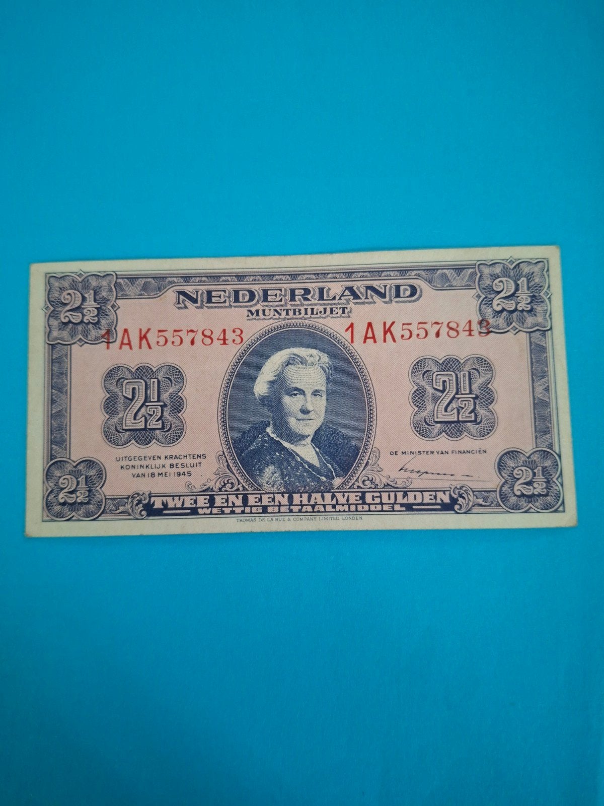 2,5 gulden Wilhelmina II uit 1945 in AUNC
Serie nummer 1 AK, Verzenden, 2½ gulden, Los biljet