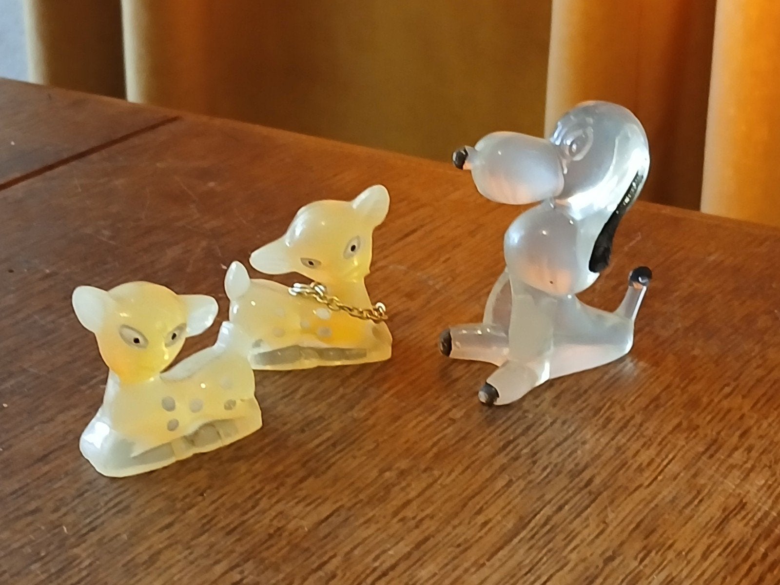 KUNSTOF SNOOPY EN TWEE HERTJES  50/60 JAREN., Verzamelen, Ophalen of Verzenden, Gebruikt, Hert, Beeldje of Figuurtje