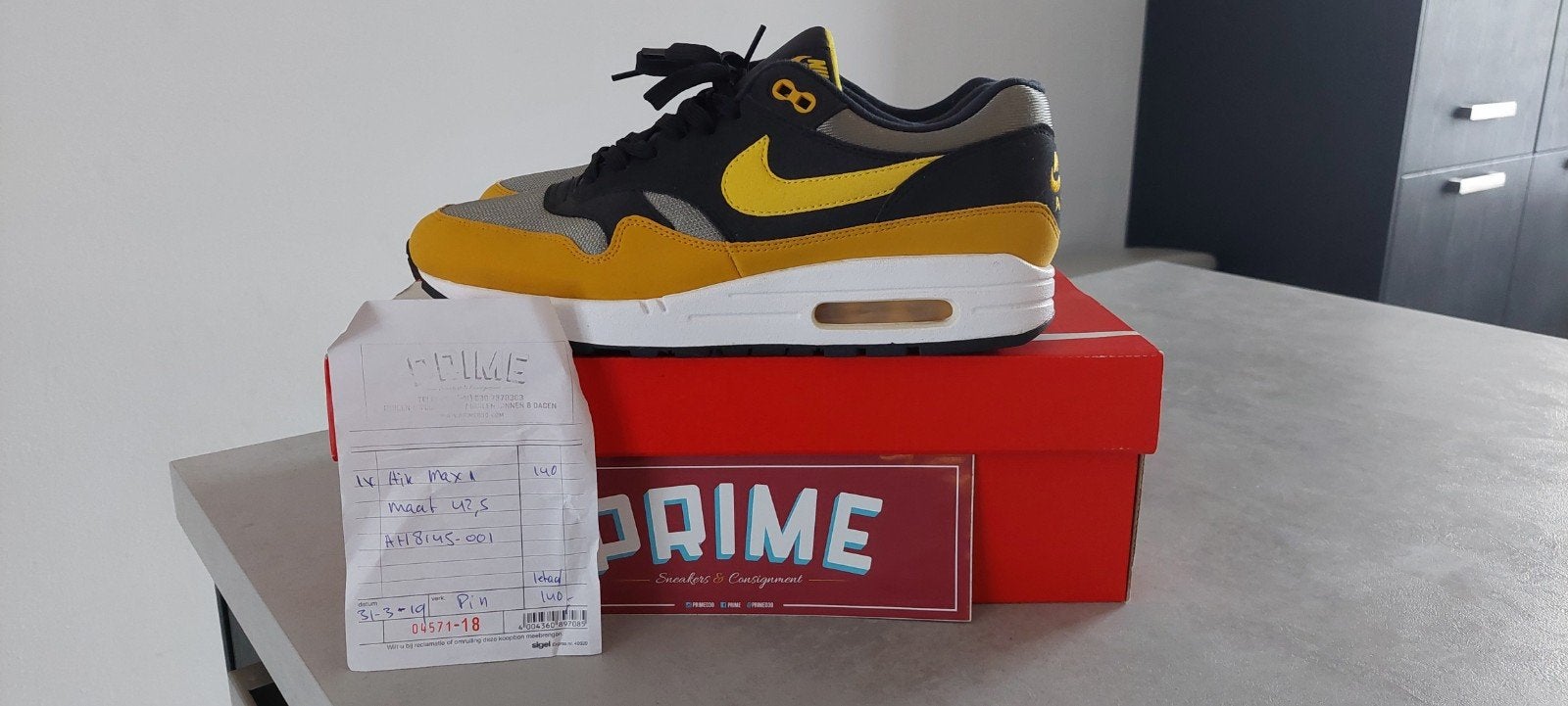 Nike Air Max 1 - Maat 42.5 - DARK STUCCO/VIVID SULFUR-BLACK, Kleding | Heren, Schoenen, Ophalen of Verzenden, Nieuw, Zwart, Nike