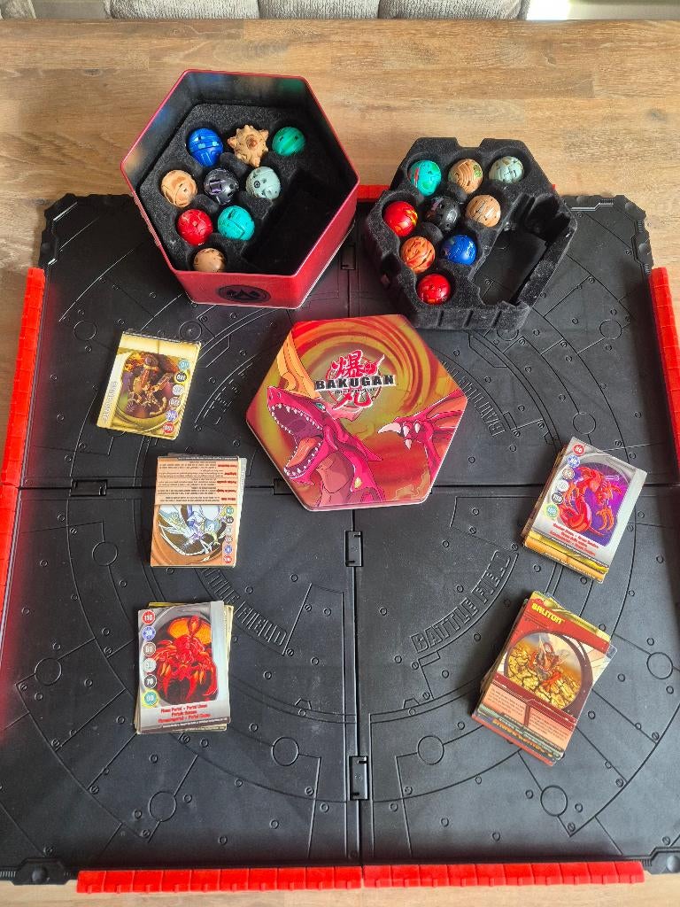 Veel Bakugan inclusief Arena en opbergblik, Ophalen, Gebruikt
